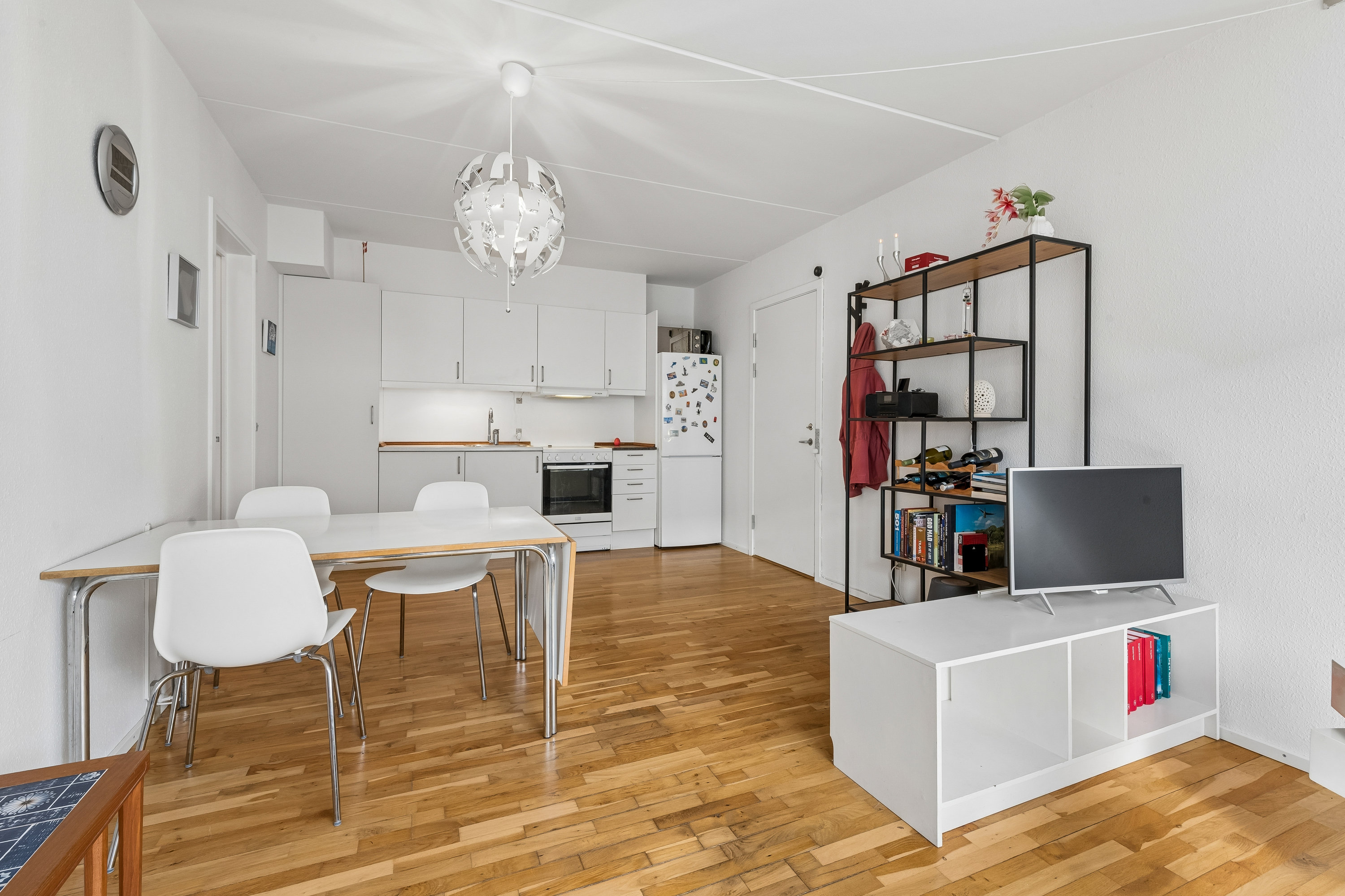 Fremhævet stue billede i fuldskærmstilstand. Billede af Eremitageparken 327, st.. a., 2800 Kongens Lyngby