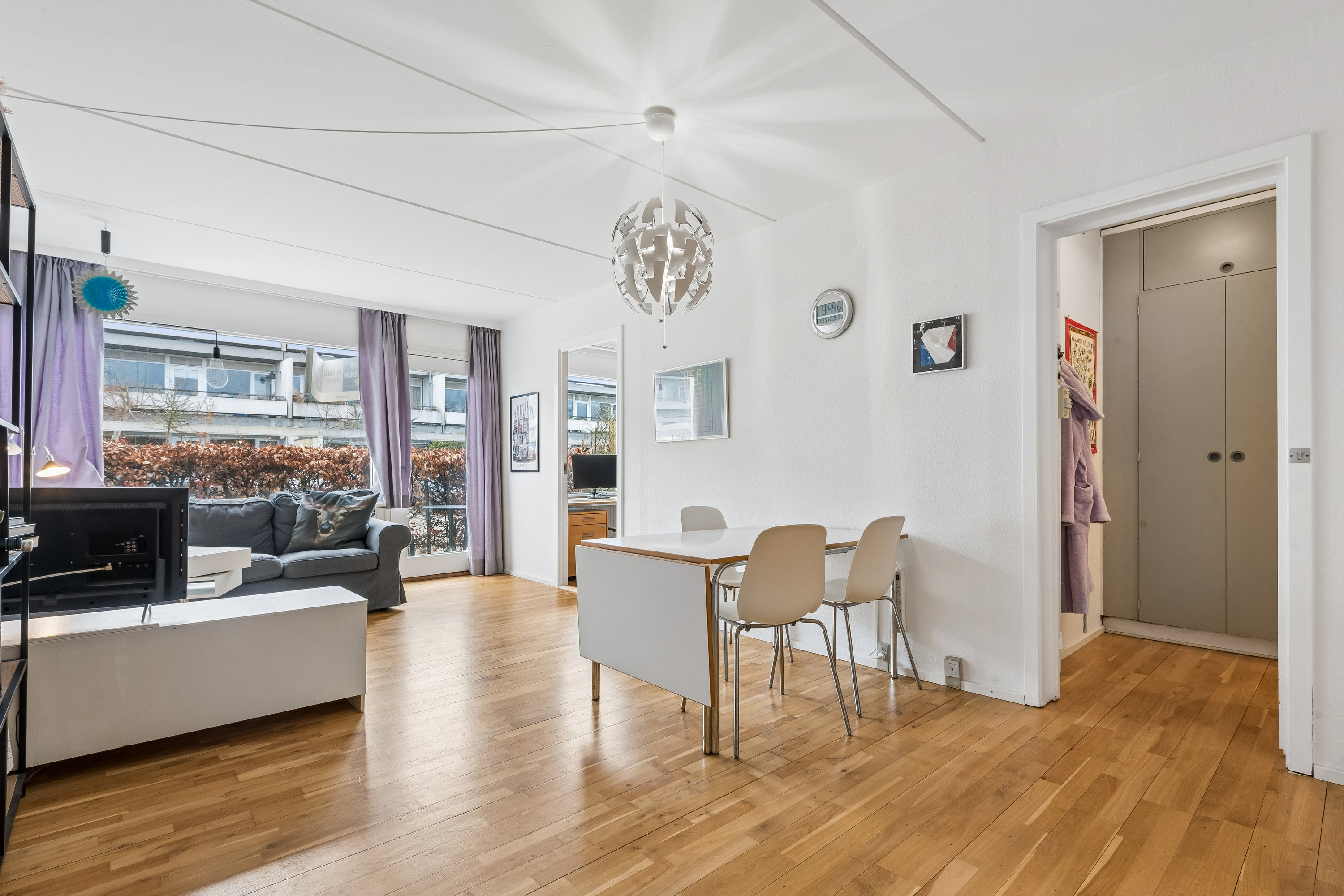 Fremhævet stue billede i fuldskærmstilstand. Billede af Eremitageparken 327, st.. a., 2800 Kongens Lyngby