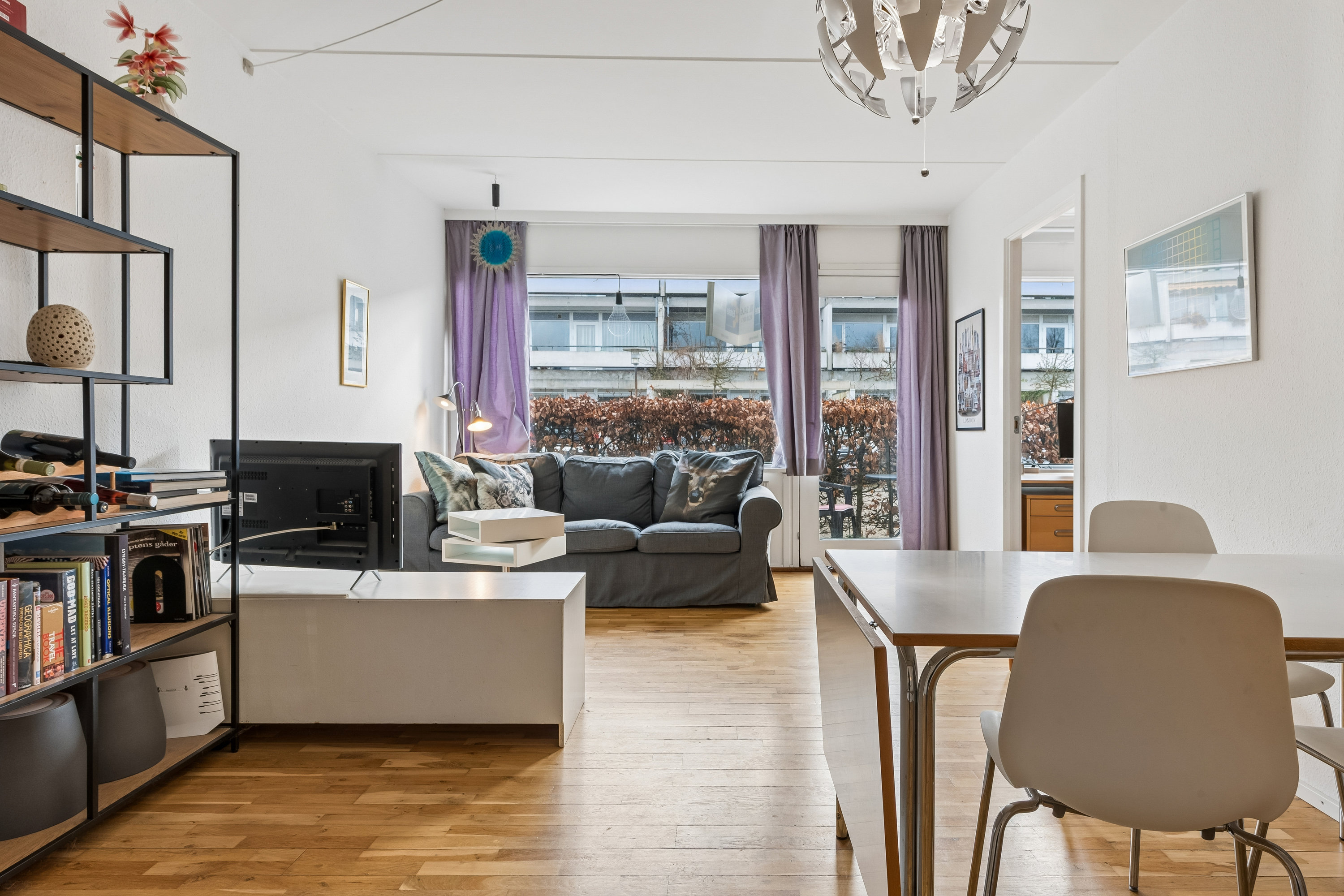 Fremhævet stue billede i fuldskærmstilstand. Billede af Eremitageparken 327, st.. a., 2800 Kongens Lyngby