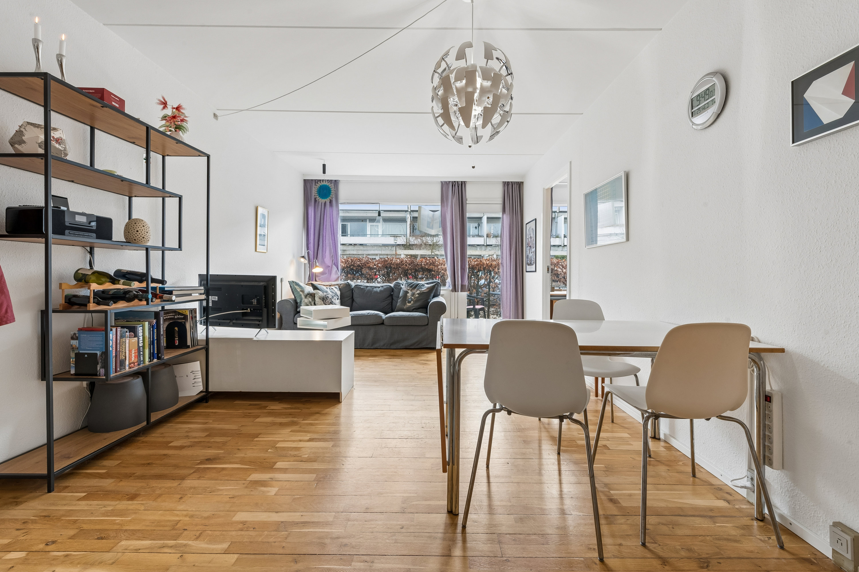 Fremhævet stue billede i fuldskærmstilstand. Billede af Eremitageparken 327, st.. a., 2800 Kongens Lyngby