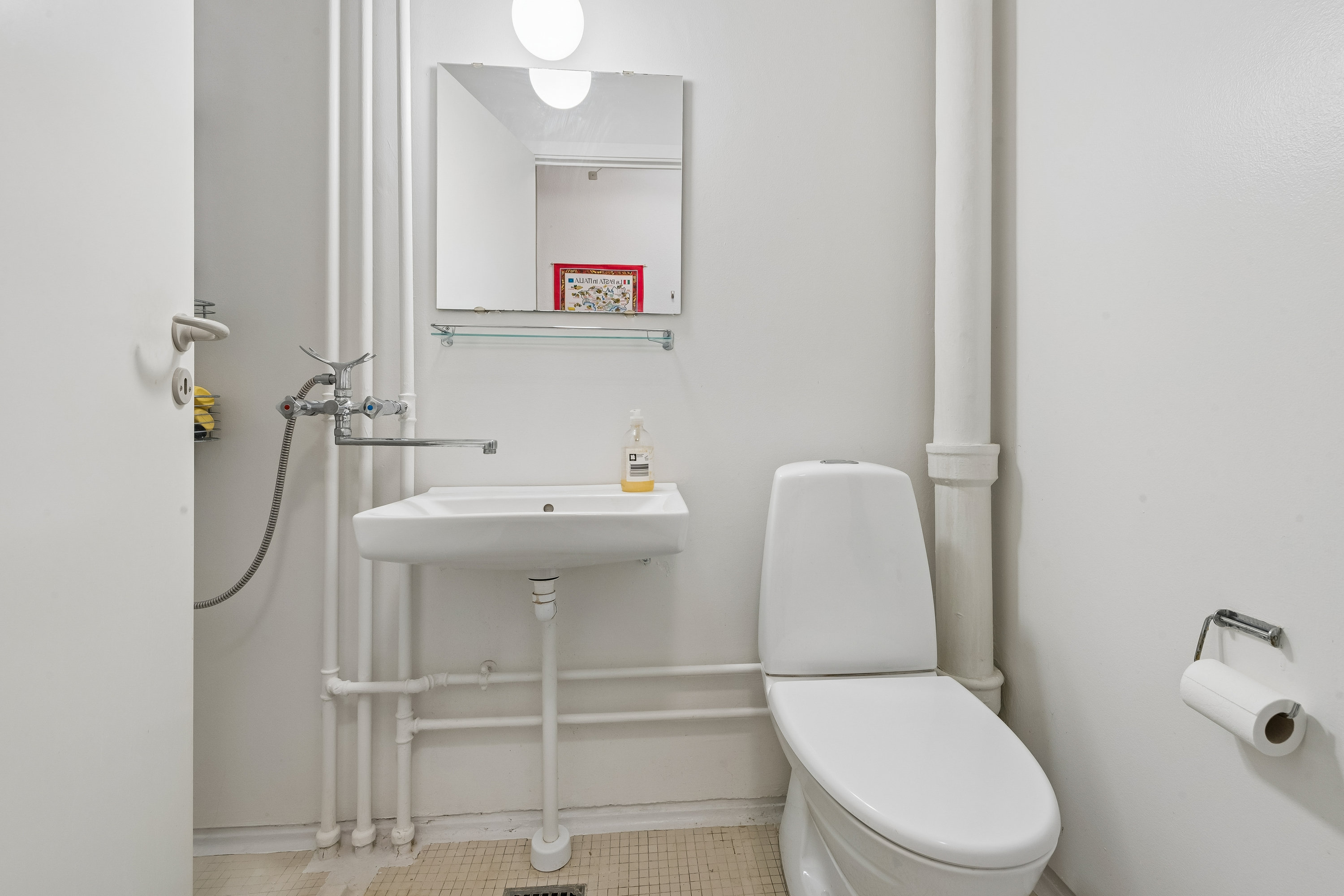 Fremhævet badeværelse billede i fuldskærmstilstand. Billede af Eremitageparken 327, st.. a., 2800 Kongens Lyngby