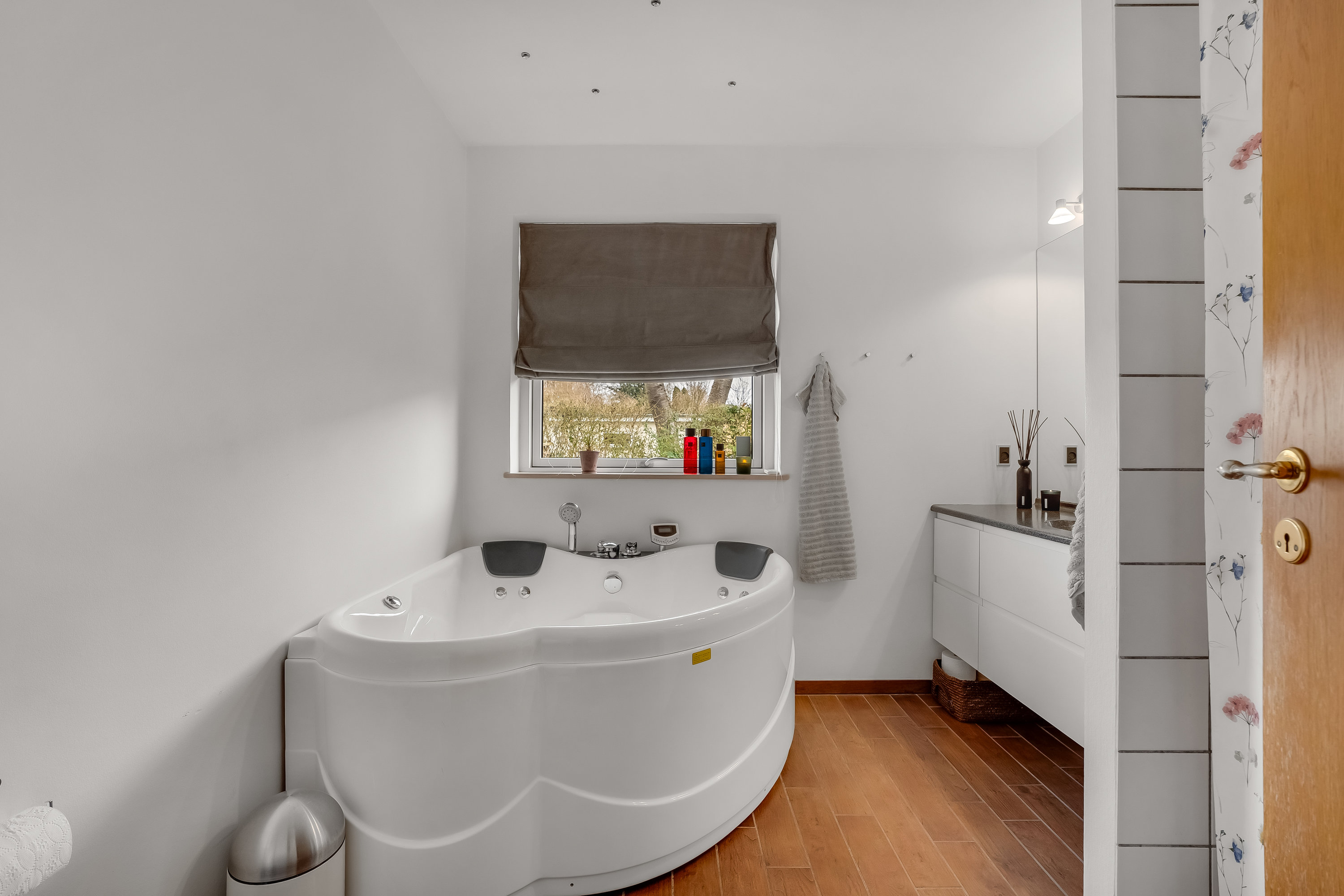 Fremhævet badeværelse billede i fuldskærmstilstand. Billede af Svingels Allé 50, 4900 Nakskov