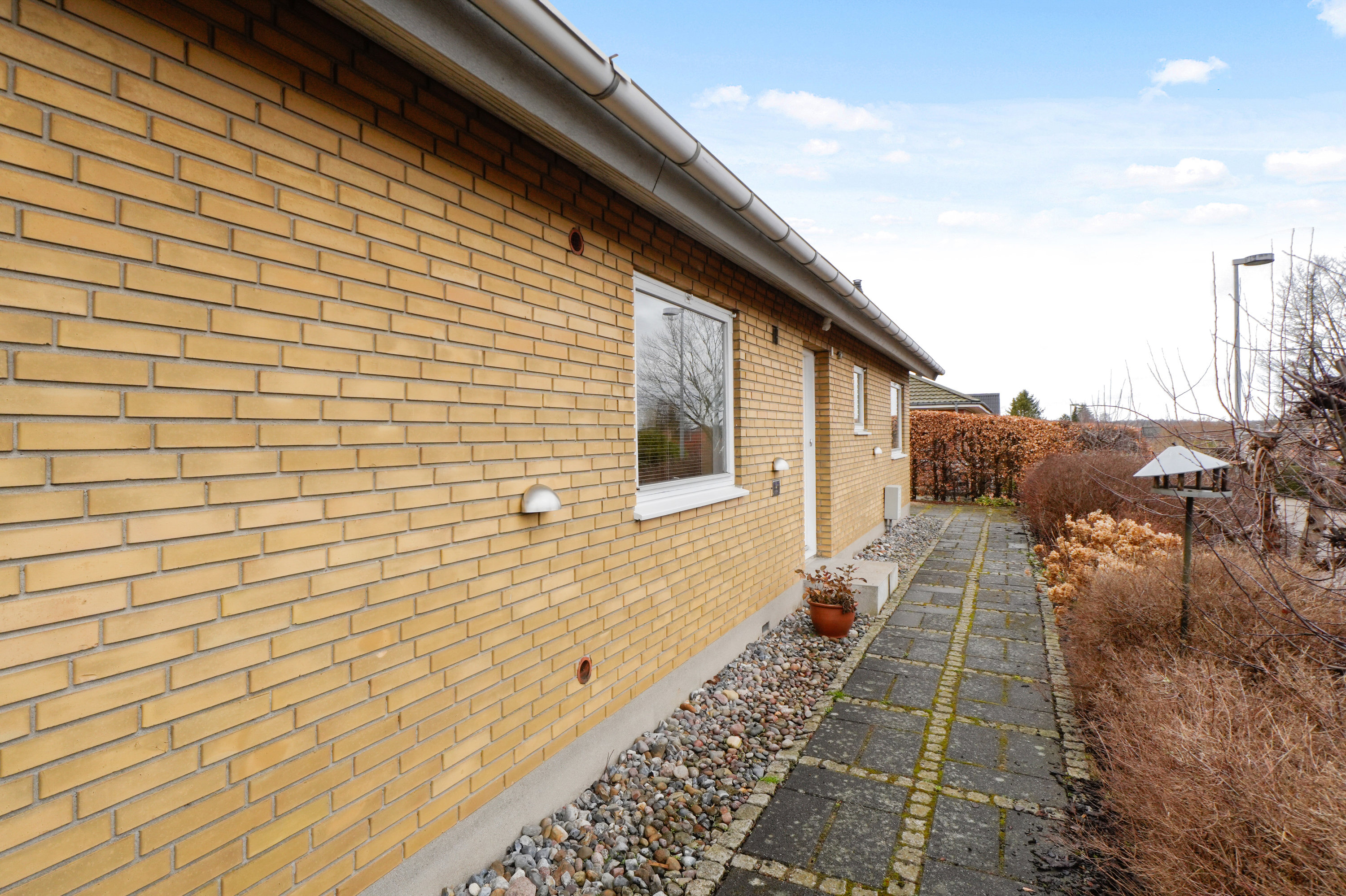 Fremhævet facade billede i fuldskærmstilstand. Billede af Aage Berntsens Alle 12, 2750 Ballerup