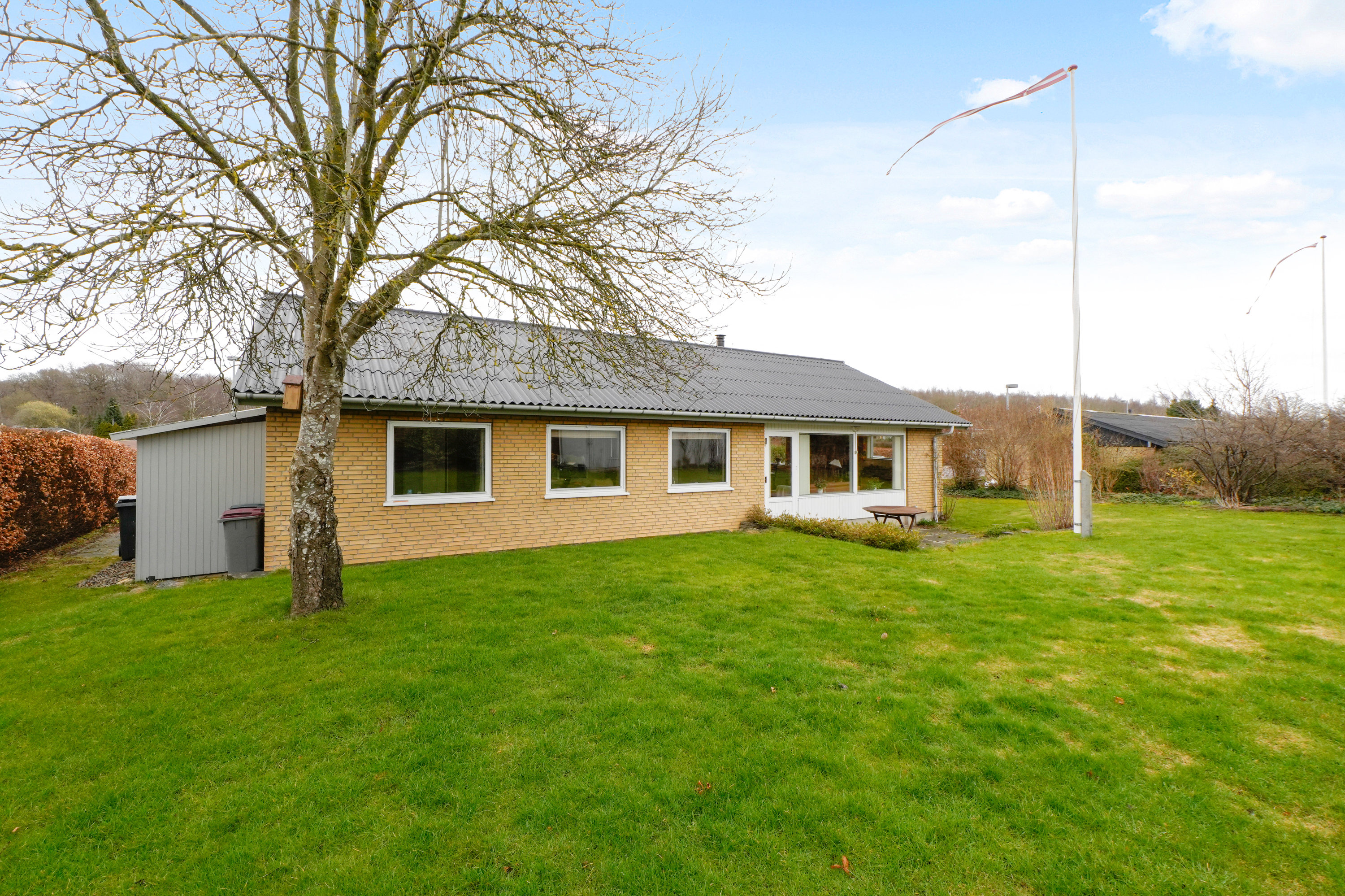 Fremhævet facade billede i fuldskærmstilstand. Billede af Aage Berntsens Alle 12, 2750 Ballerup