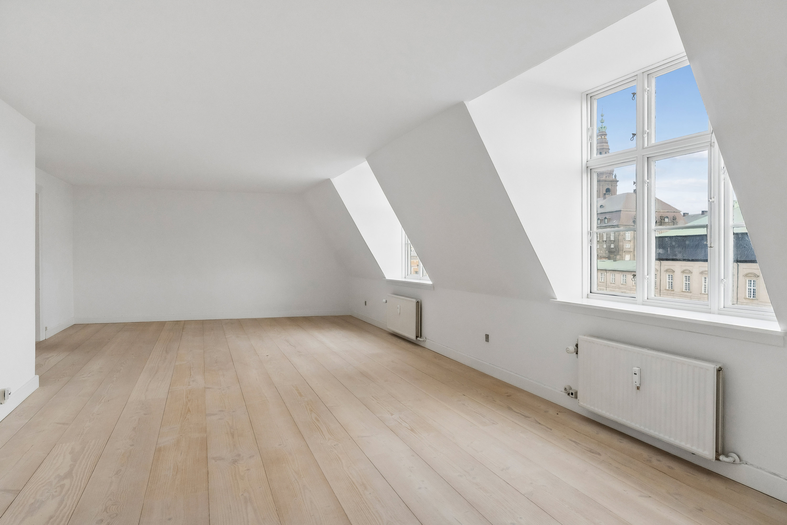 Miniaturebillede 1: værelse. Billede af Nybrogade 22, 5., 1203 København K