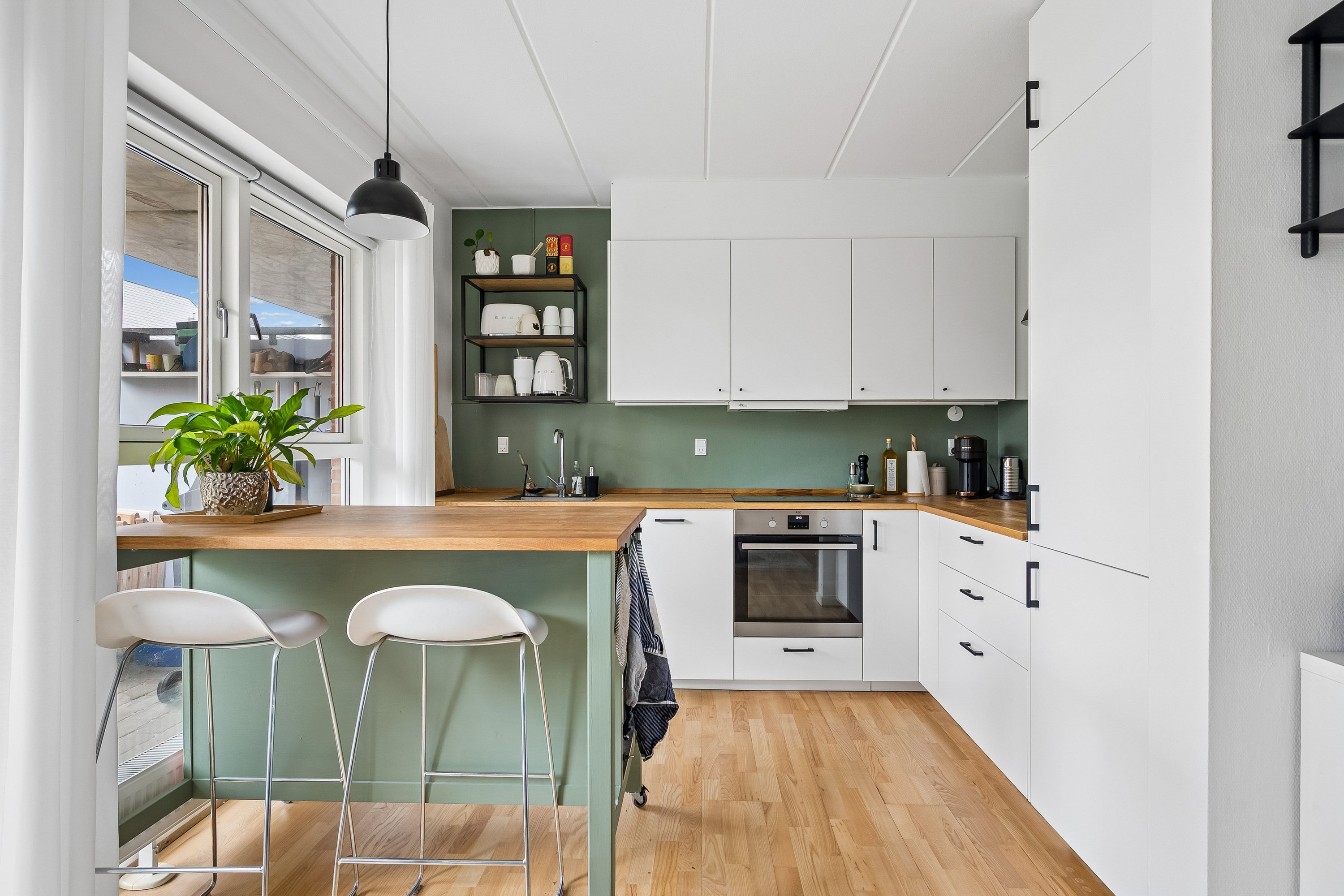 Fremhævet køkken billede i fuldskærmstilstand. Billede af Hellerupvej 25, st.. tv., 2900 Hellerup