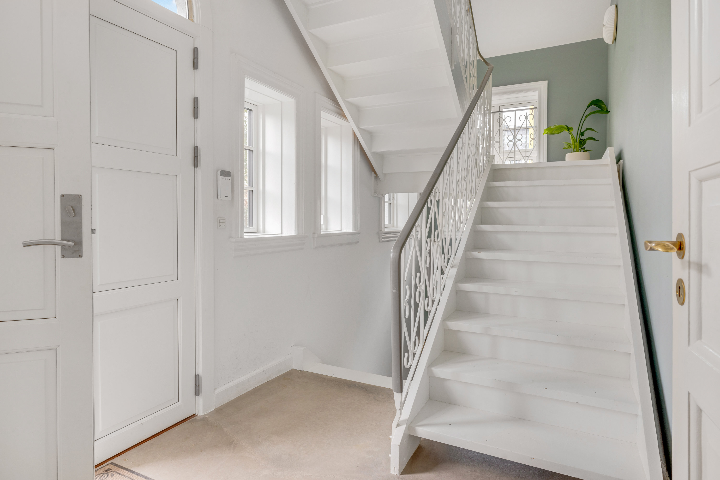 Fremhævet trappe billede i fuldskærmstilstand. Billede af Strandagervej 9, 2900 Hellerup