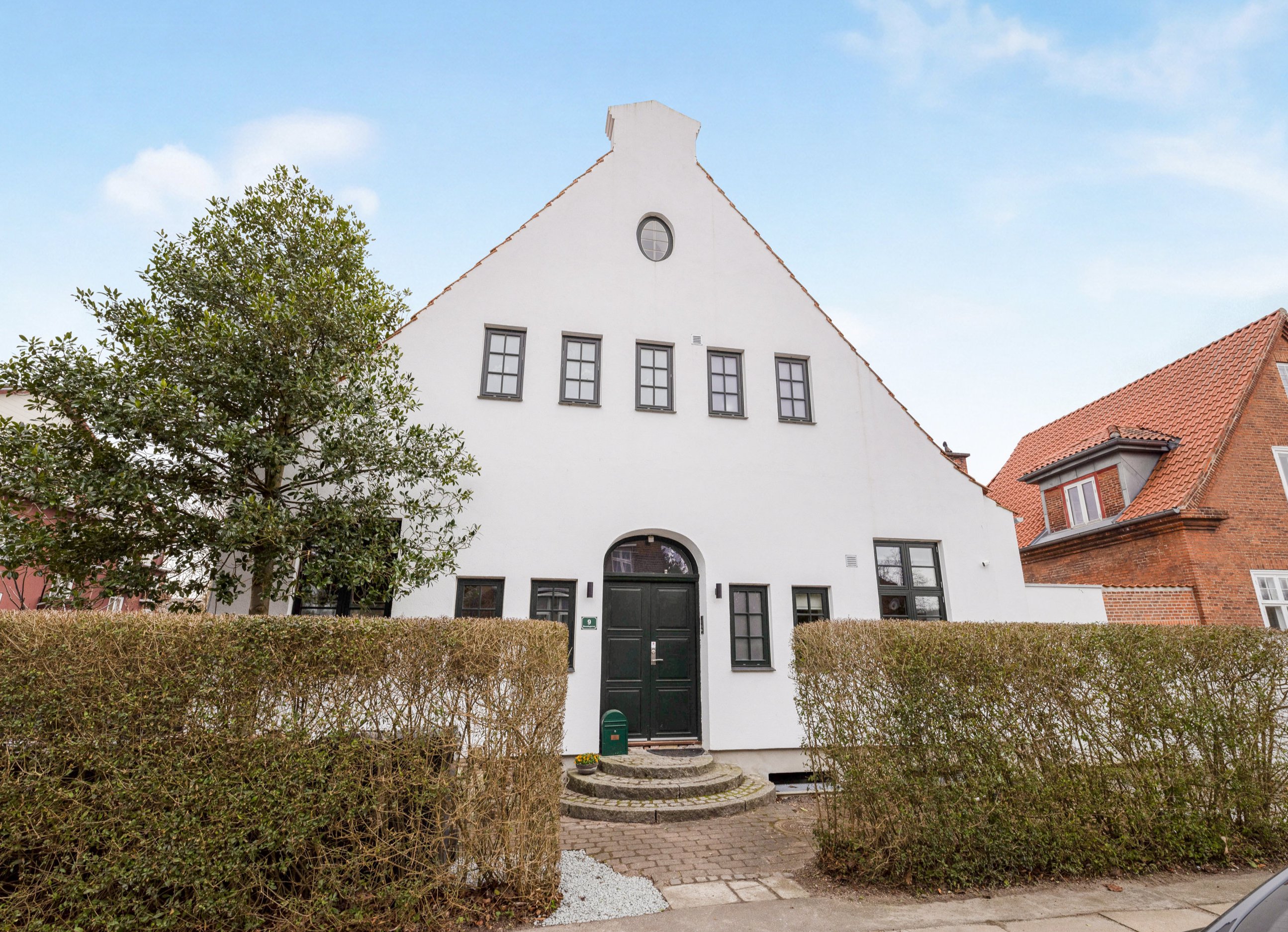 Fremhævet facade billede i fuldskærmstilstand. Billede af Strandagervej 9, 2900 Hellerup