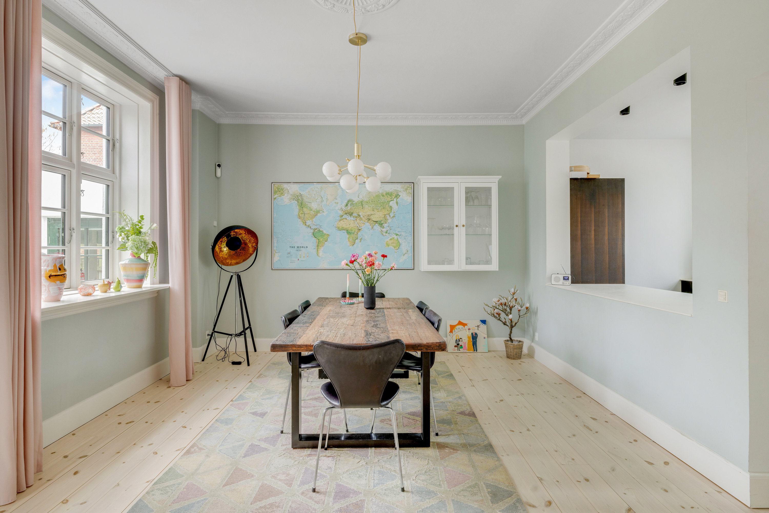 Fremhævet stue billede i fuldskærmstilstand. Billede af Strandagervej 9, 2900 Hellerup