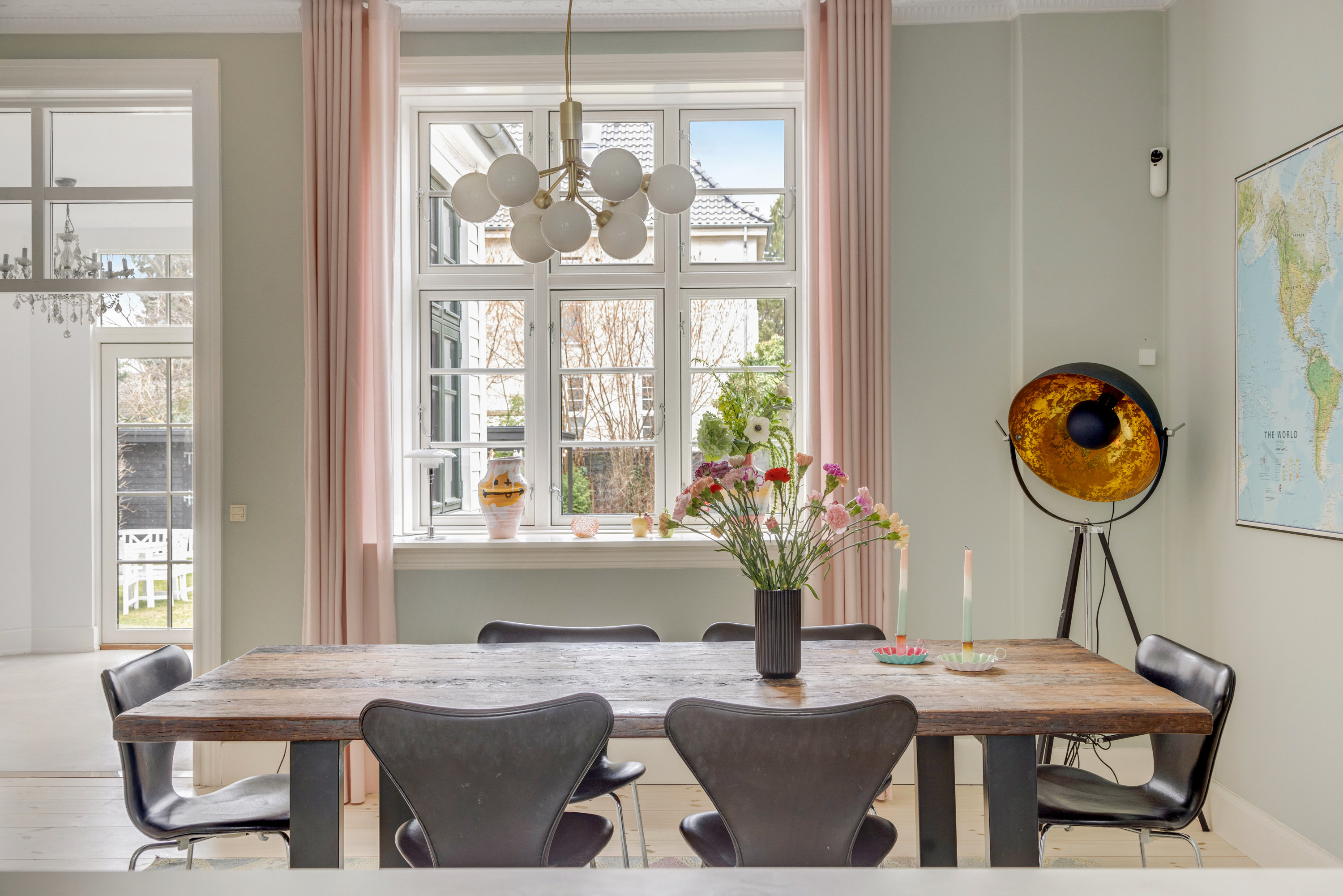 Fremhævet stue billede i fuldskærmstilstand. Billede af Strandagervej 9, 2900 Hellerup