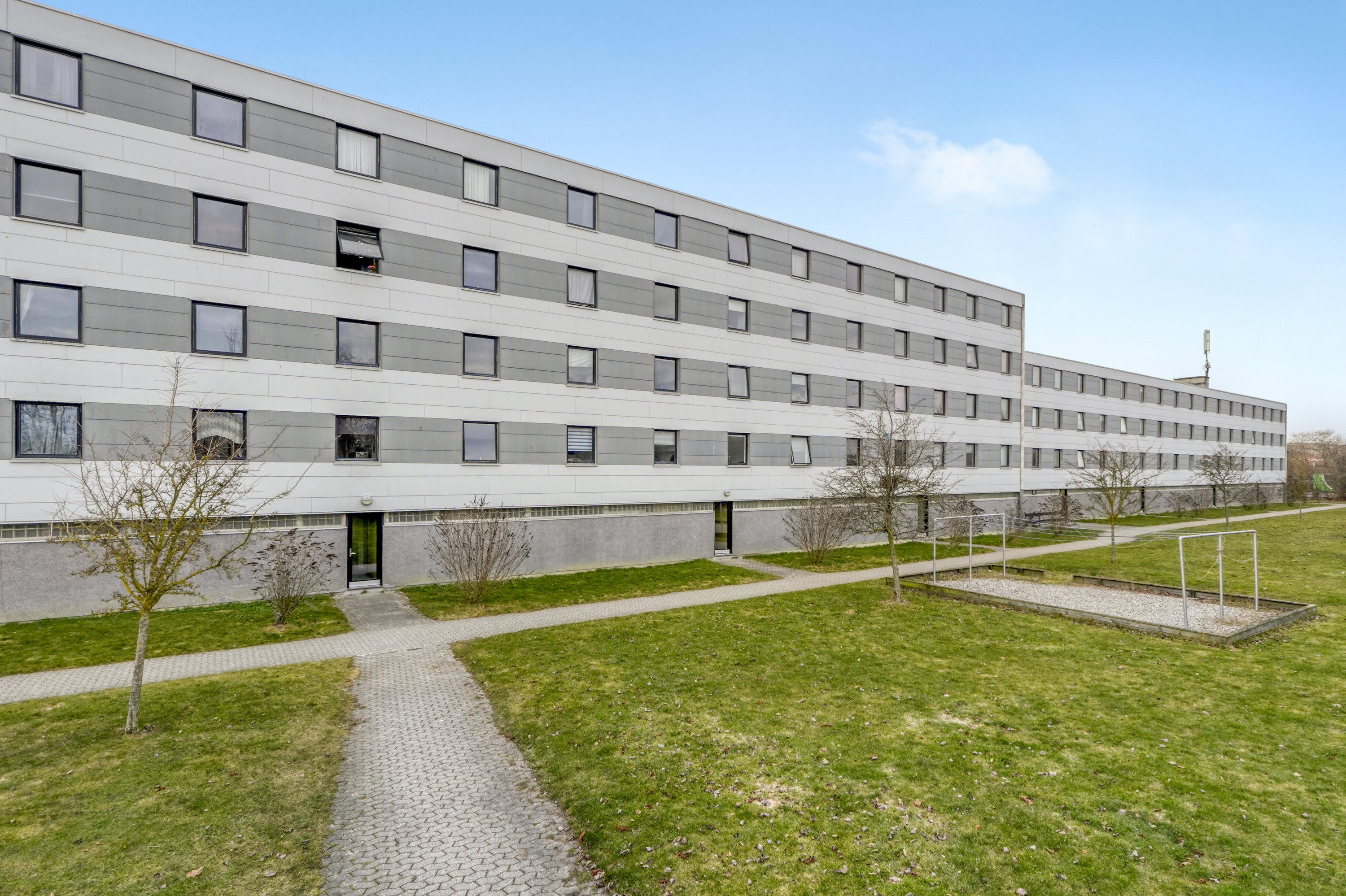 Fremhævet gårdmiljø billede i fuldskærmstilstand. Billede af Vejlebrovej 118, 1. tv., 2635 Ishøj