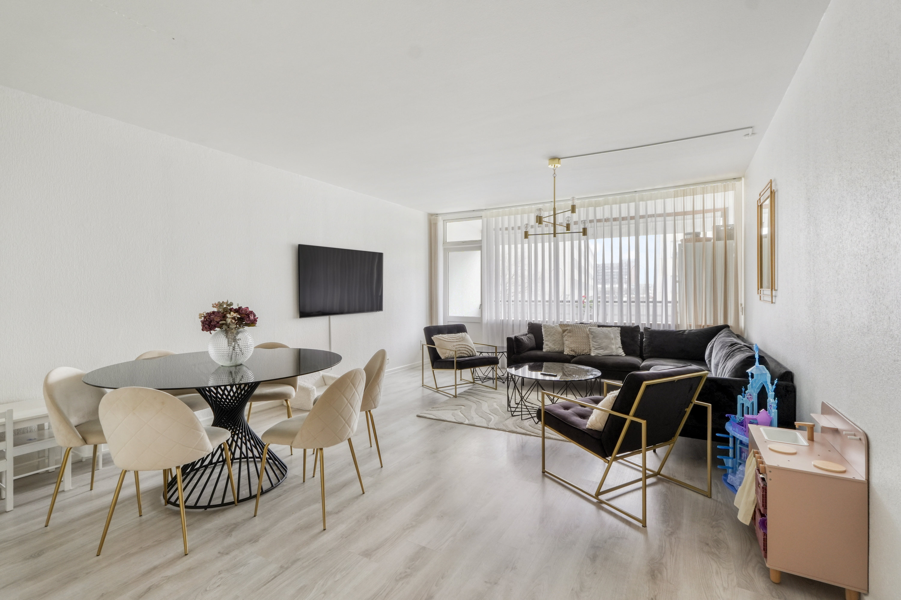 Miniaturebillede 1: stue. Billede af Vejlebrovej 118, 1. tv., 2635 Ishøj