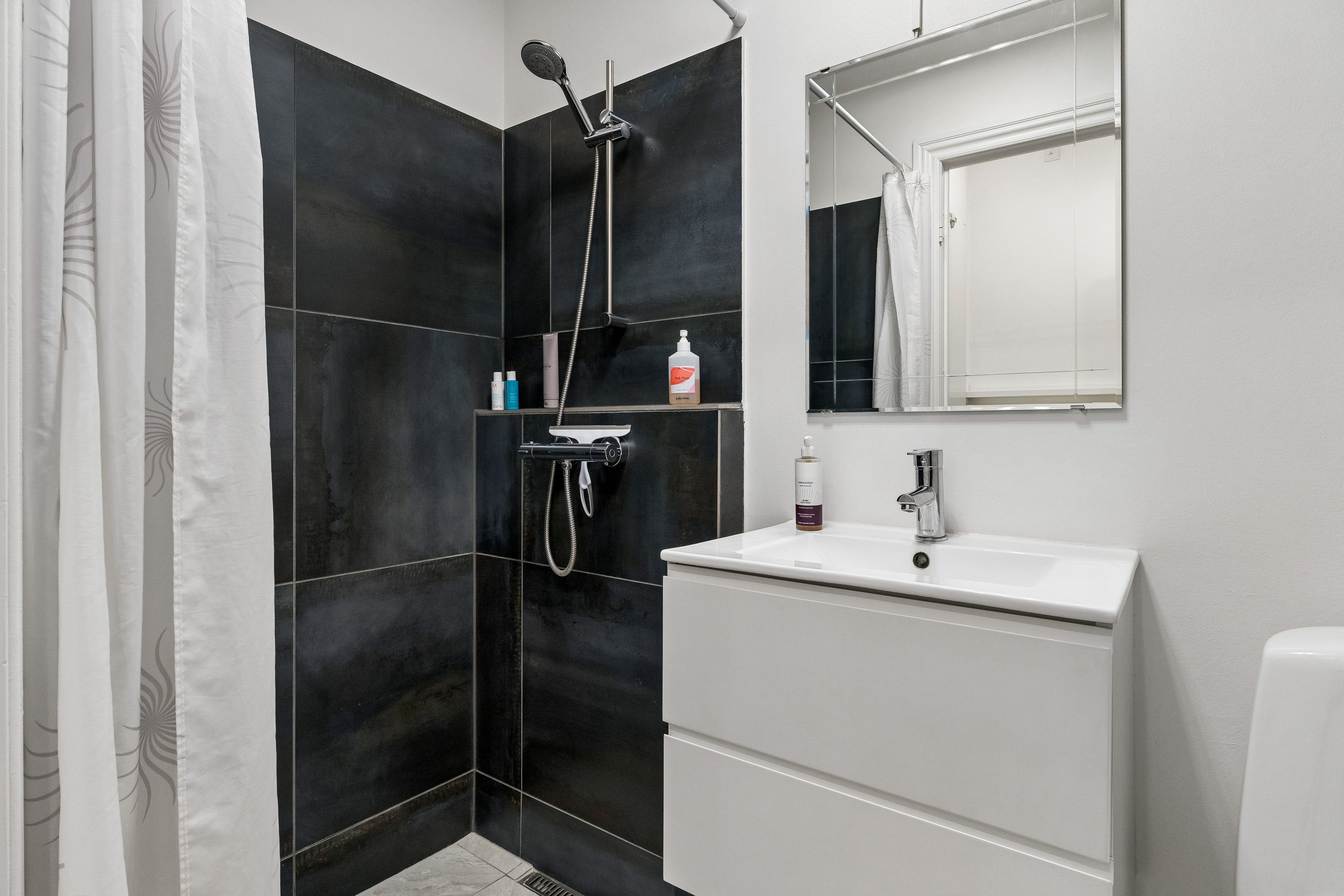 Fremhævet badeværelse billede i fuldskærmstilstand. Billede af Eremitageparken 95, 1. a., 2800 Kongens Lyngby