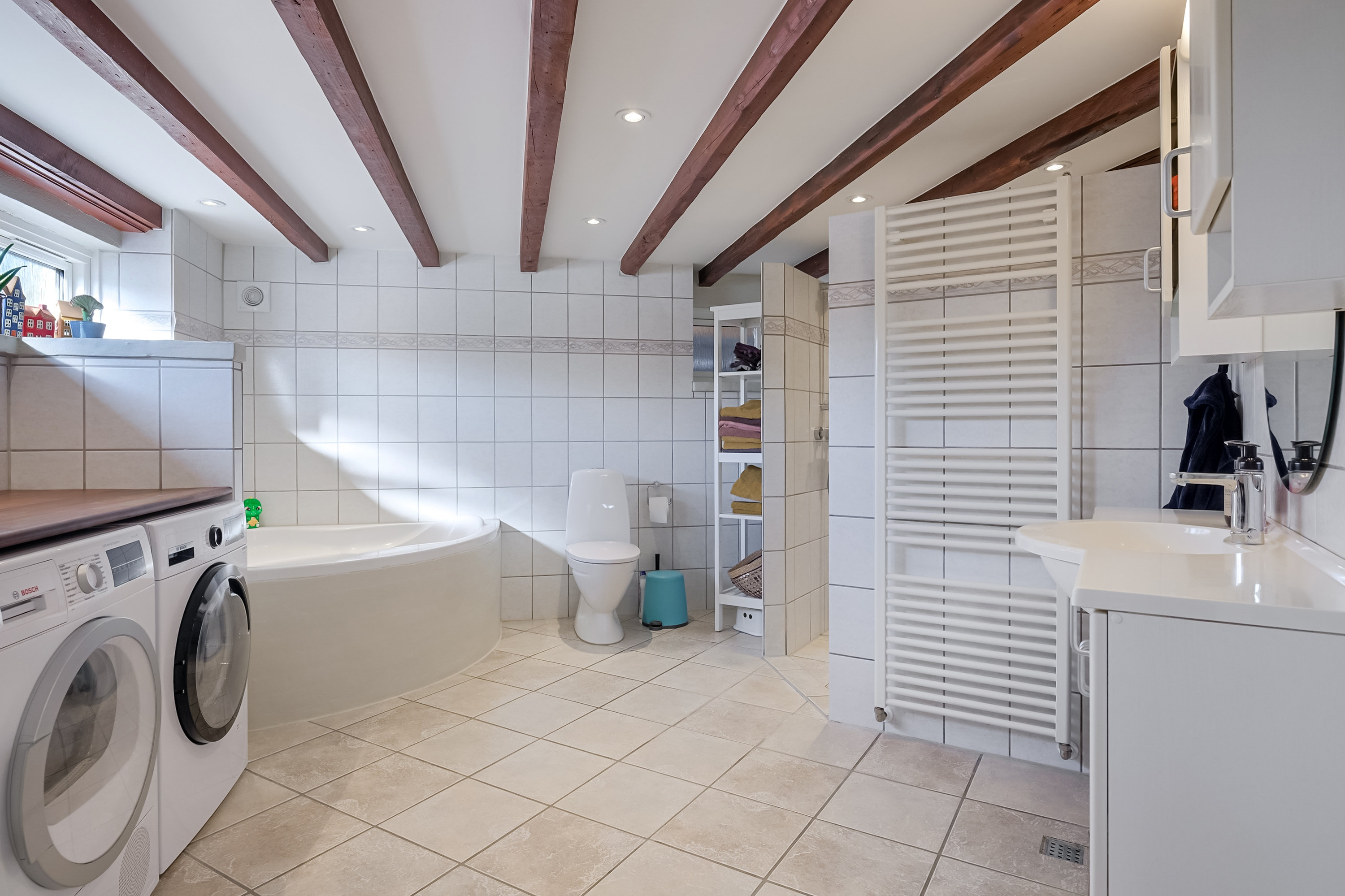 Fremhævet badeværelse billede i fuldskærmstilstand. Billede af Rosenvænget 41, 5500 Middelfart