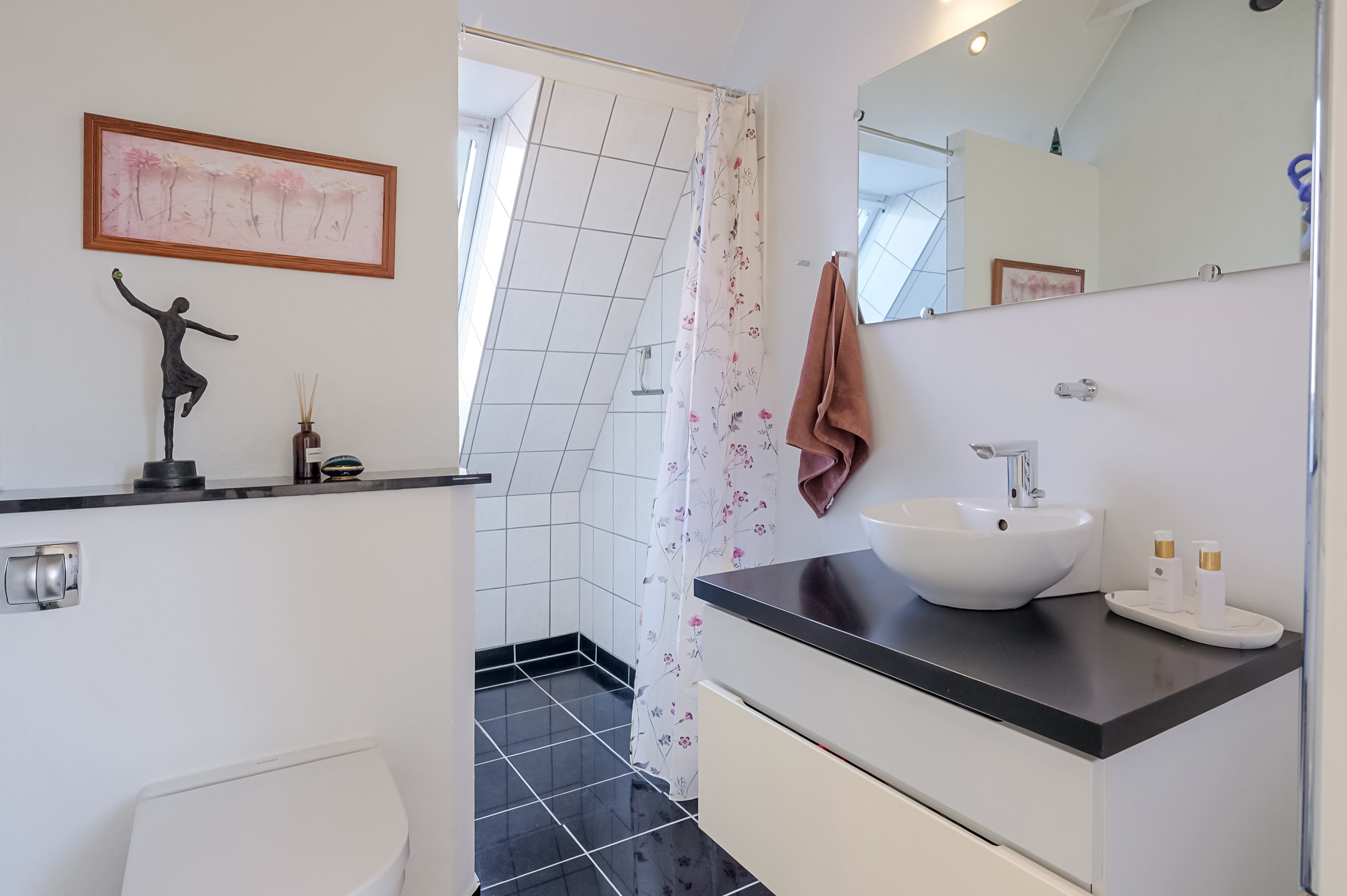 Fremhævet badeværelse billede i fuldskærmstilstand. Billede af Rosenvænget 41, 5500 Middelfart