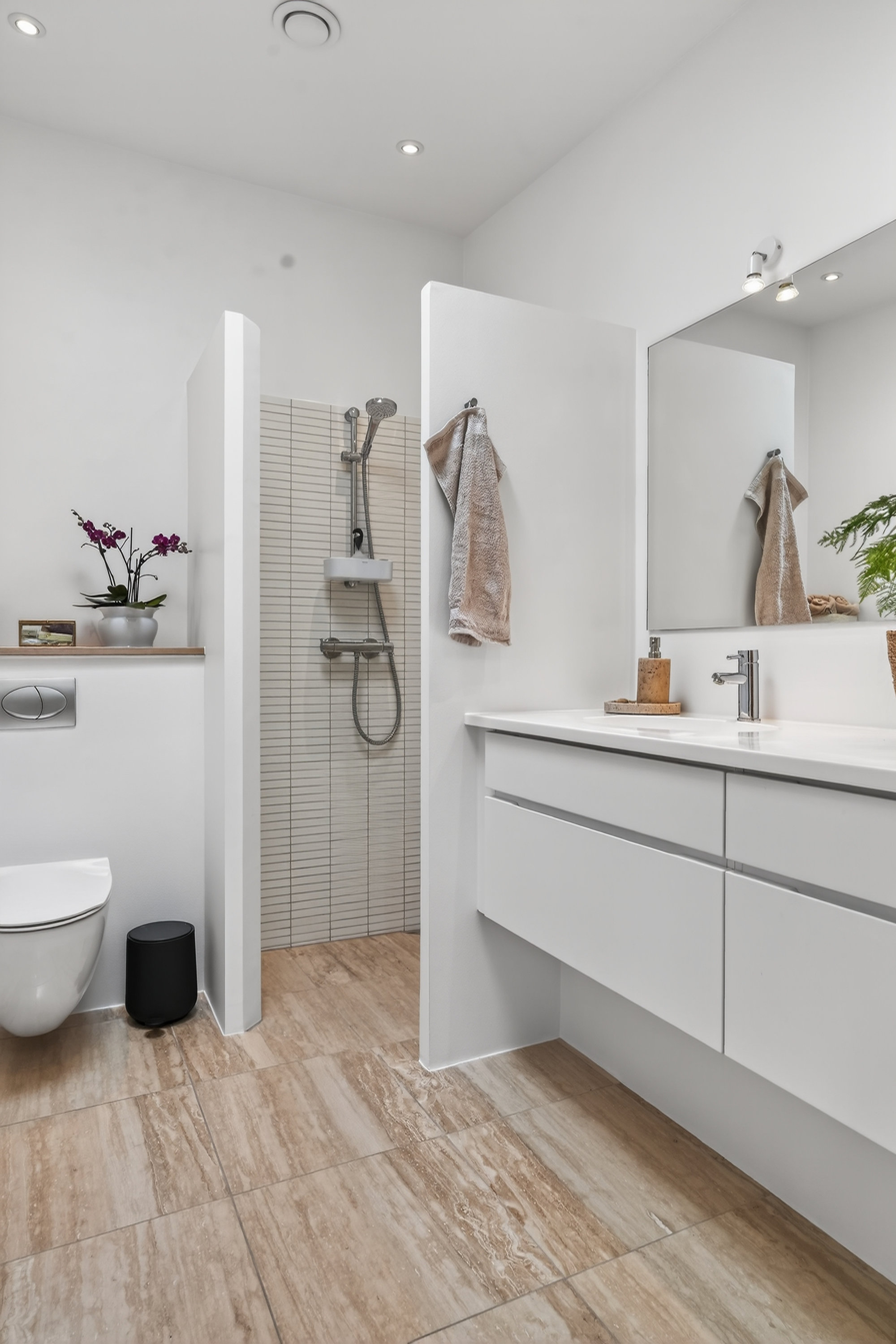 Fremhævet badeværelse billede i fuldskærmstilstand. Billede af Vildrosevej 42, Hareskov, 3500 Værløse