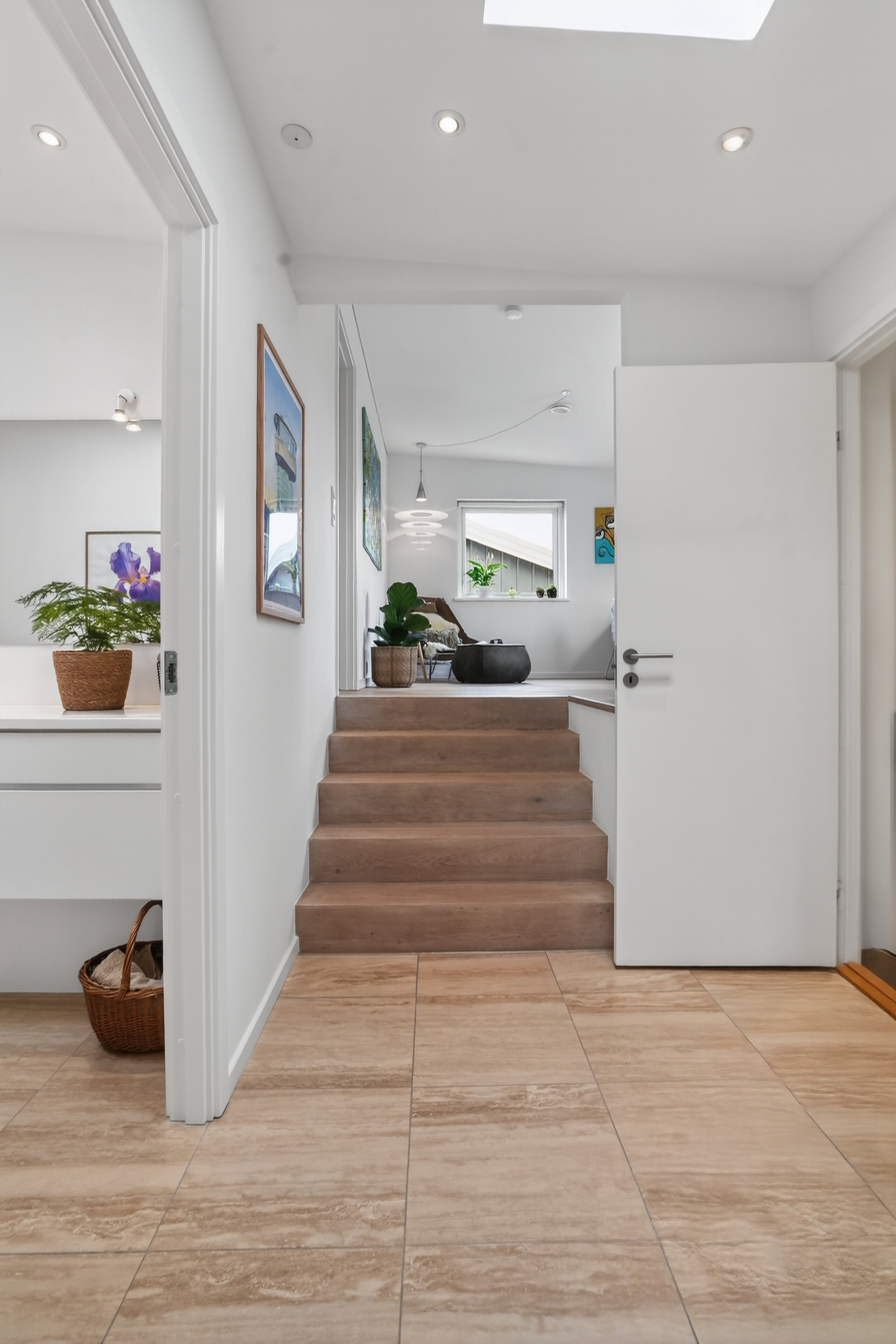 Fremhævet entré billede i fuldskærmstilstand. Billede af Vildrosevej 42, Hareskov, 3500 Værløse