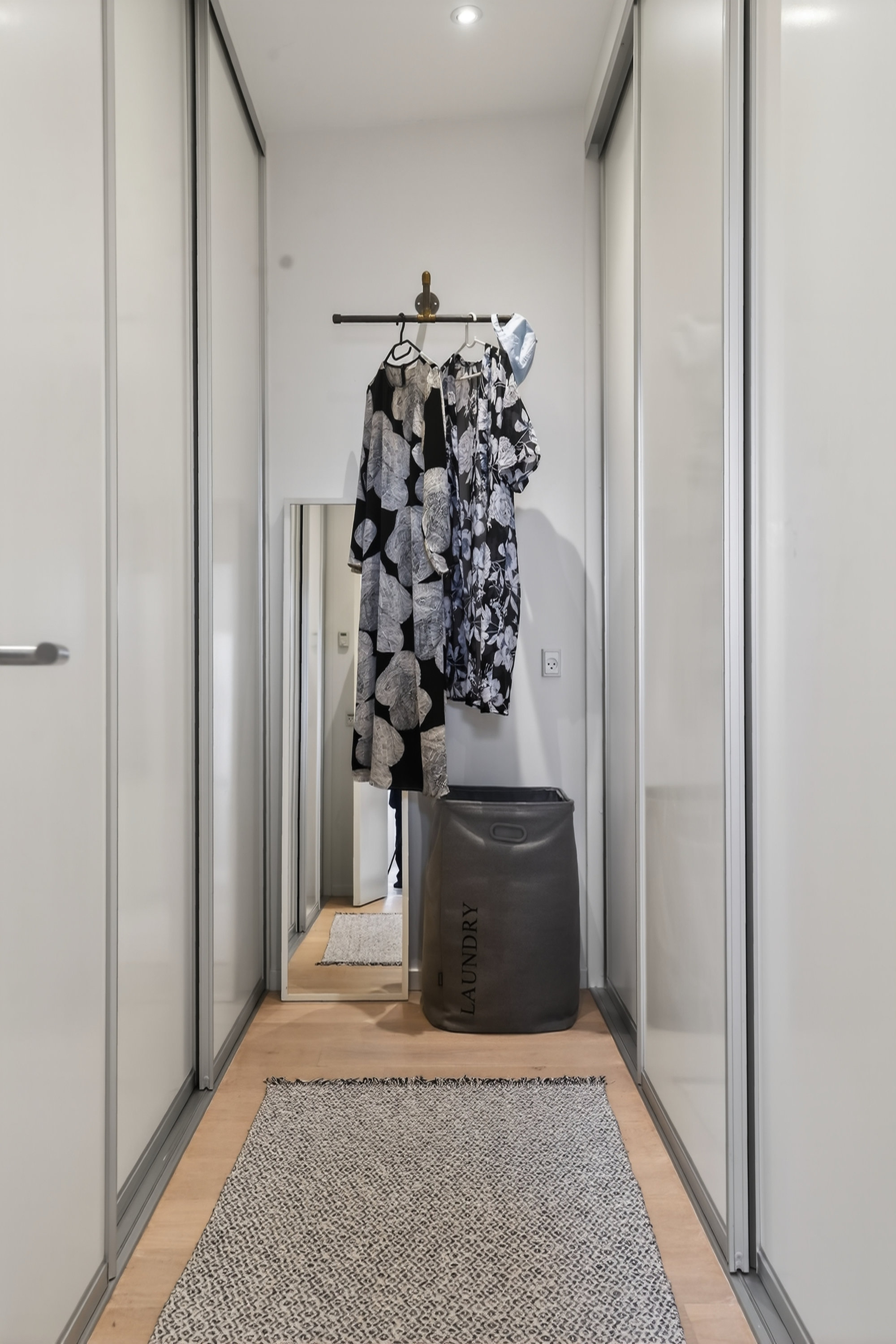 Fremhævet walkin closet billede i fuldskærmstilstand. Billede af Vildrosevej 42, Hareskov, 3500 Værløse