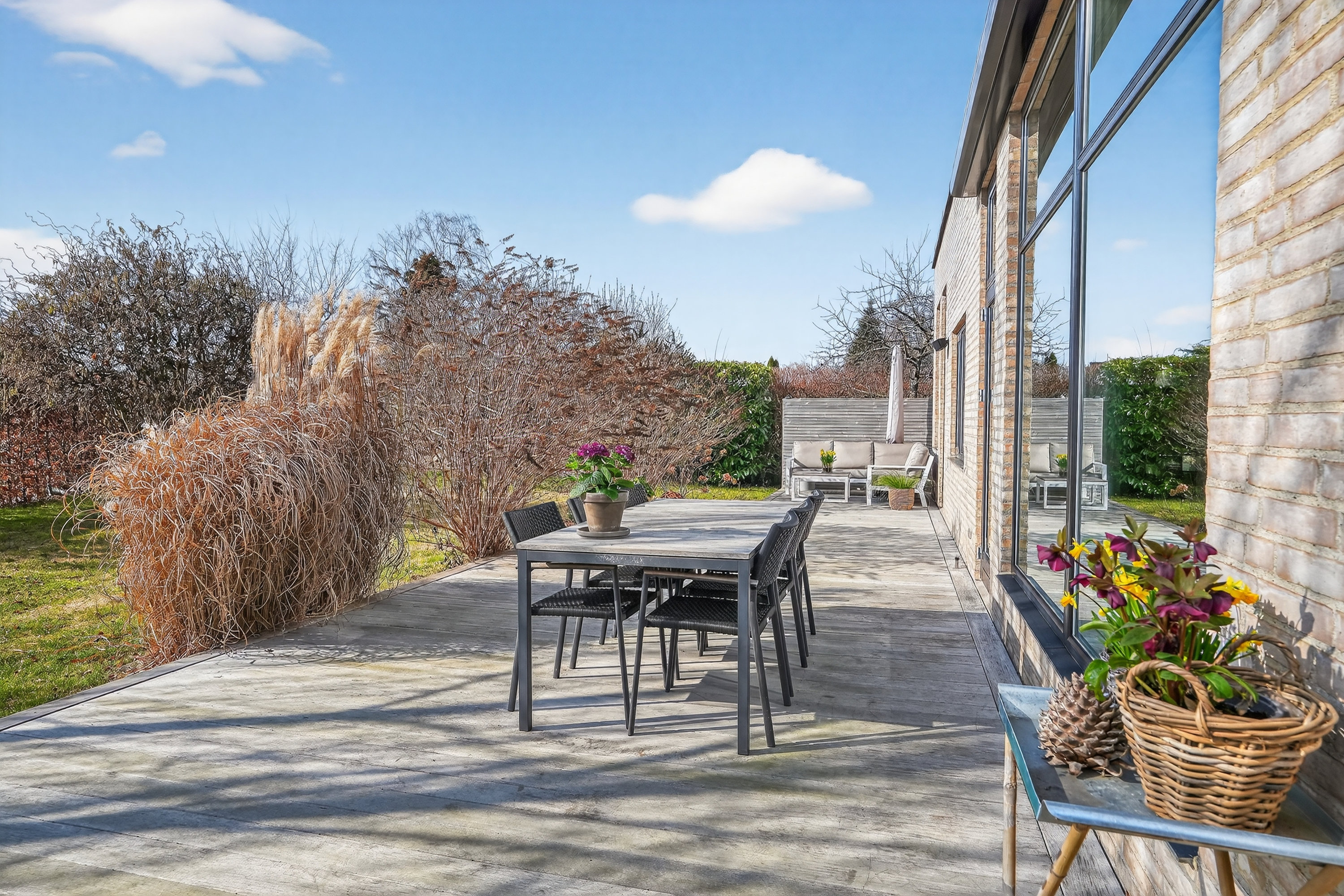 Fremhævet terrasse billede i fuldskærmstilstand. Billede af Vildrosevej 42, Hareskov, 3500 Værløse