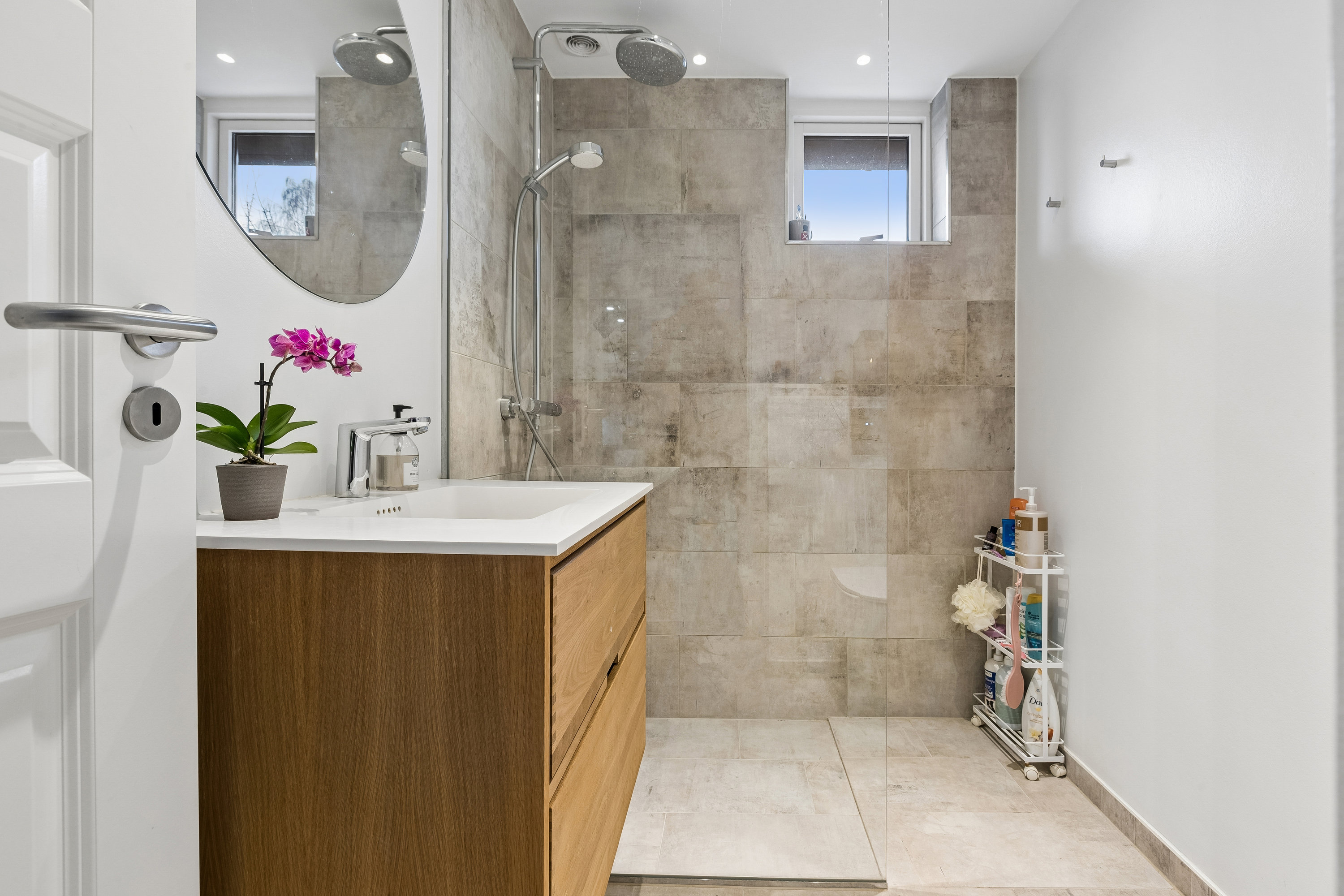 Fremhævet badeværelse billede i fuldskærmstilstand. Billede af Barritvej 15, 2770 Kastrup