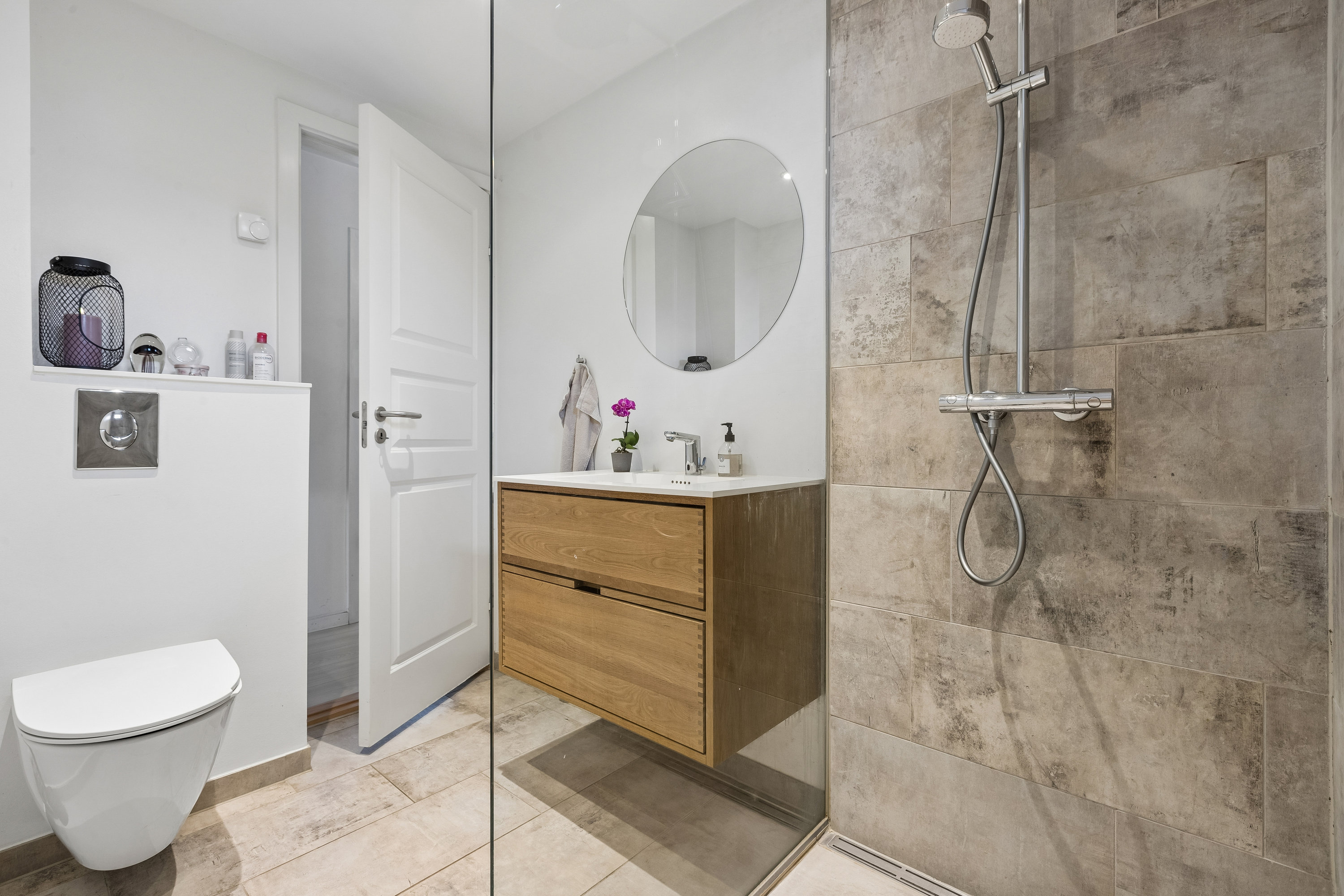 Fremhævet badeværelse billede i fuldskærmstilstand. Billede af Barritvej 15, 2770 Kastrup