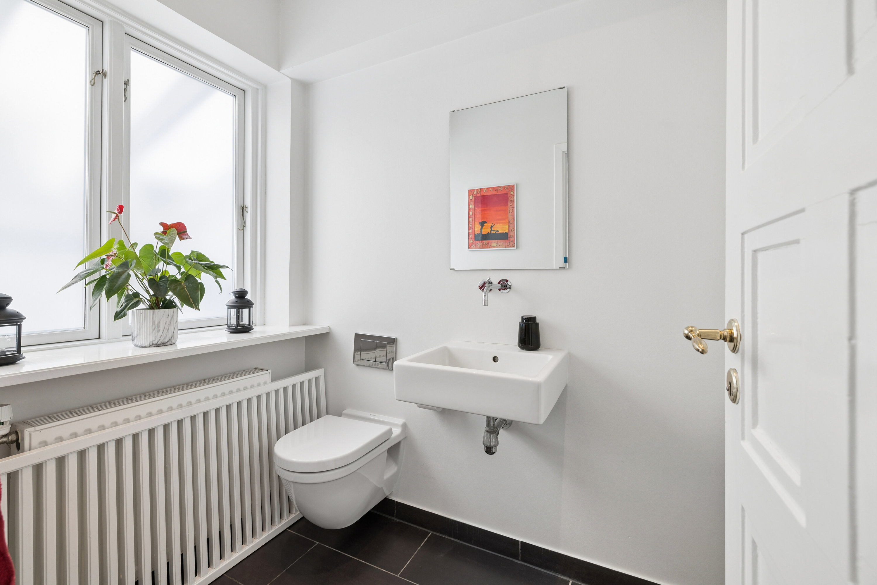 Fremhævet badeværelse billede i fuldskærmstilstand. Billede af Engvej 3, 5230 Odense M