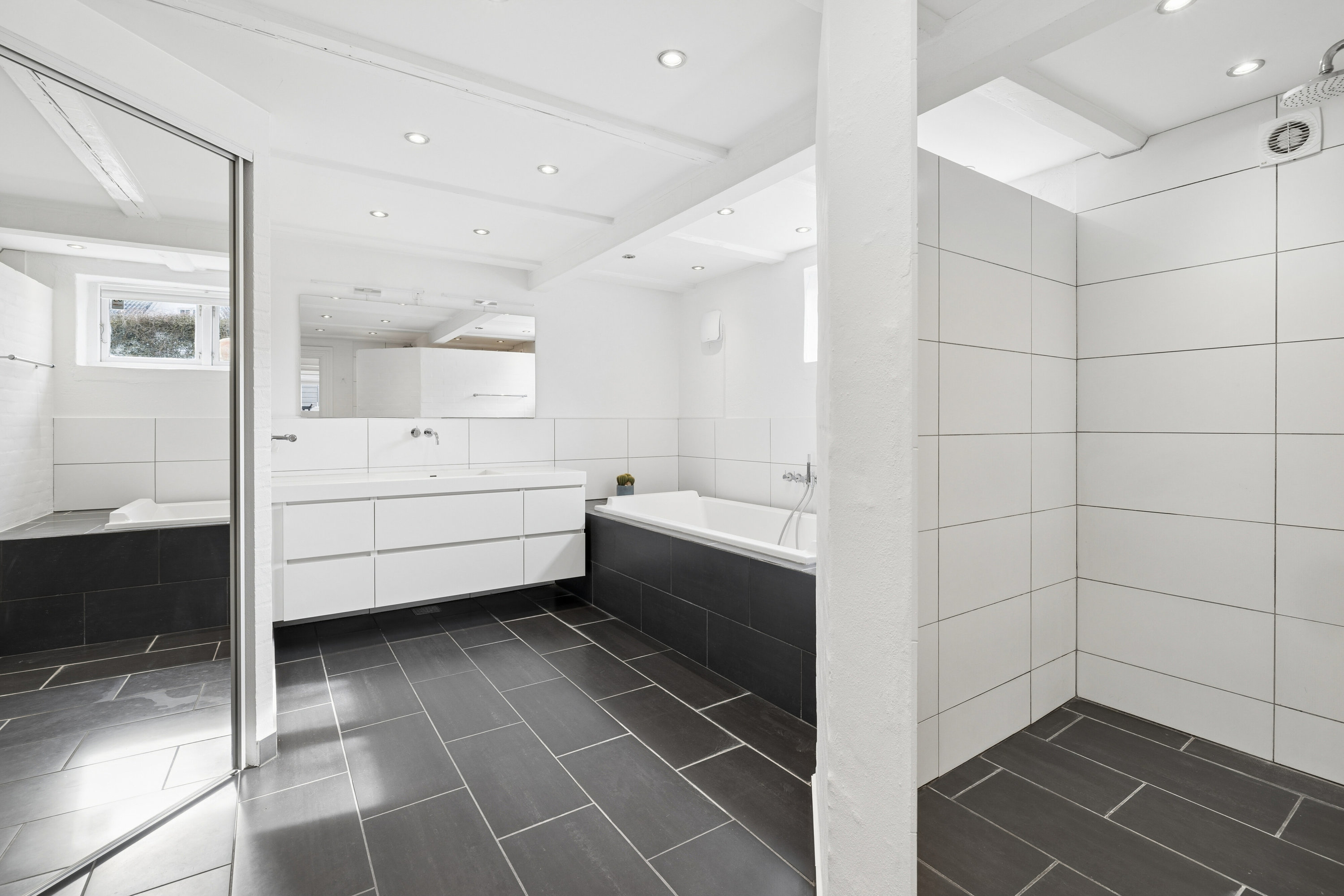 Fremhævet badeværelse billede i fuldskærmstilstand. Billede af Engvej 3, 5230 Odense M