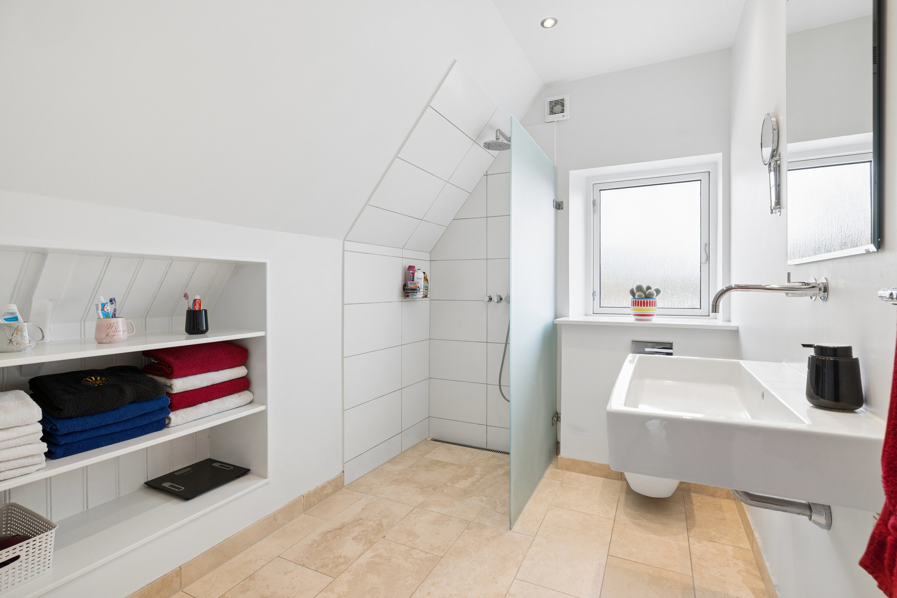 Fremhævet badeværelse billede i fuldskærmstilstand. Billede af Engvej 3, 5230 Odense M