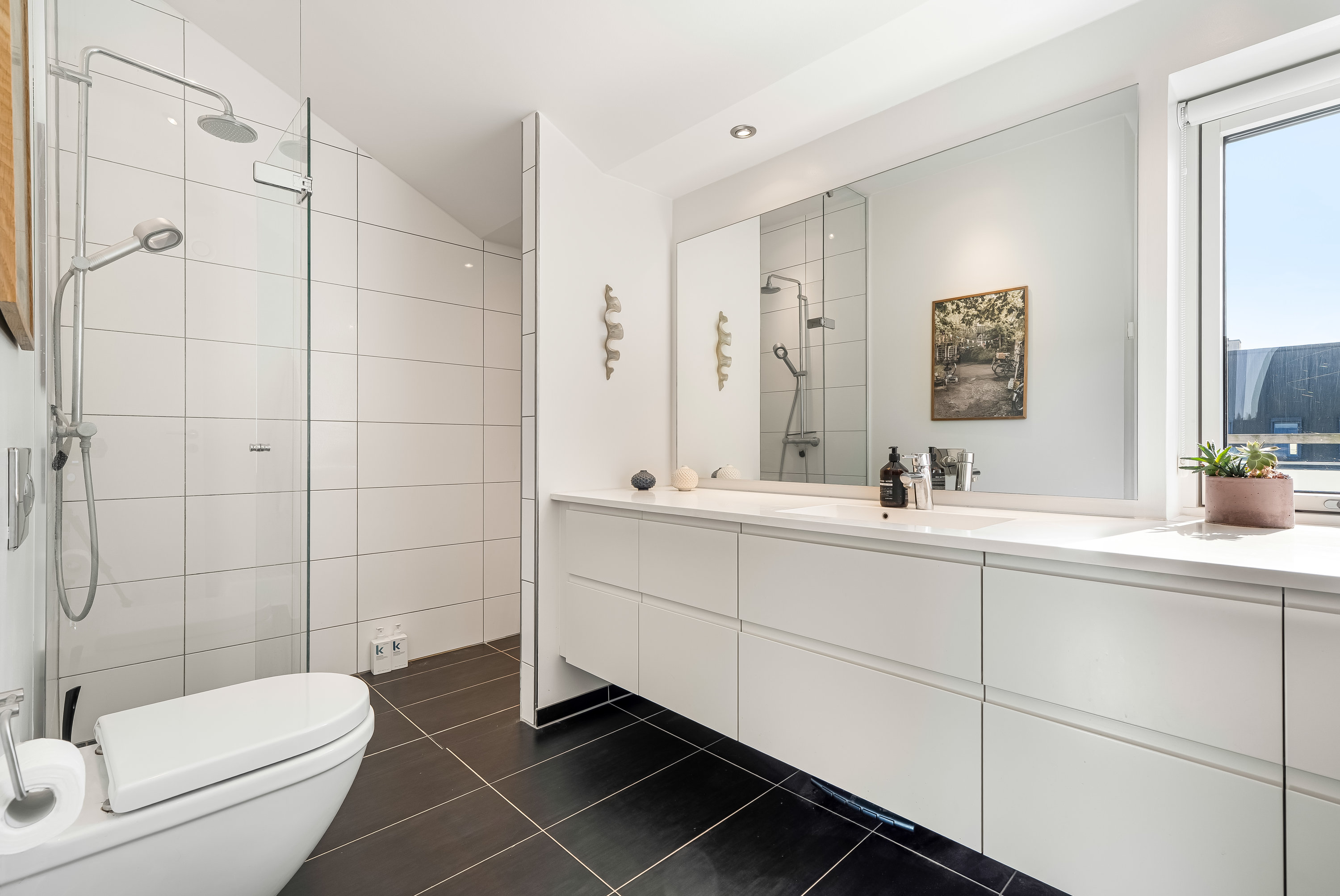 Fremhævet badeværelse billede i fuldskærmstilstand. Billede af Klokkelyng 5, 2830 Virum