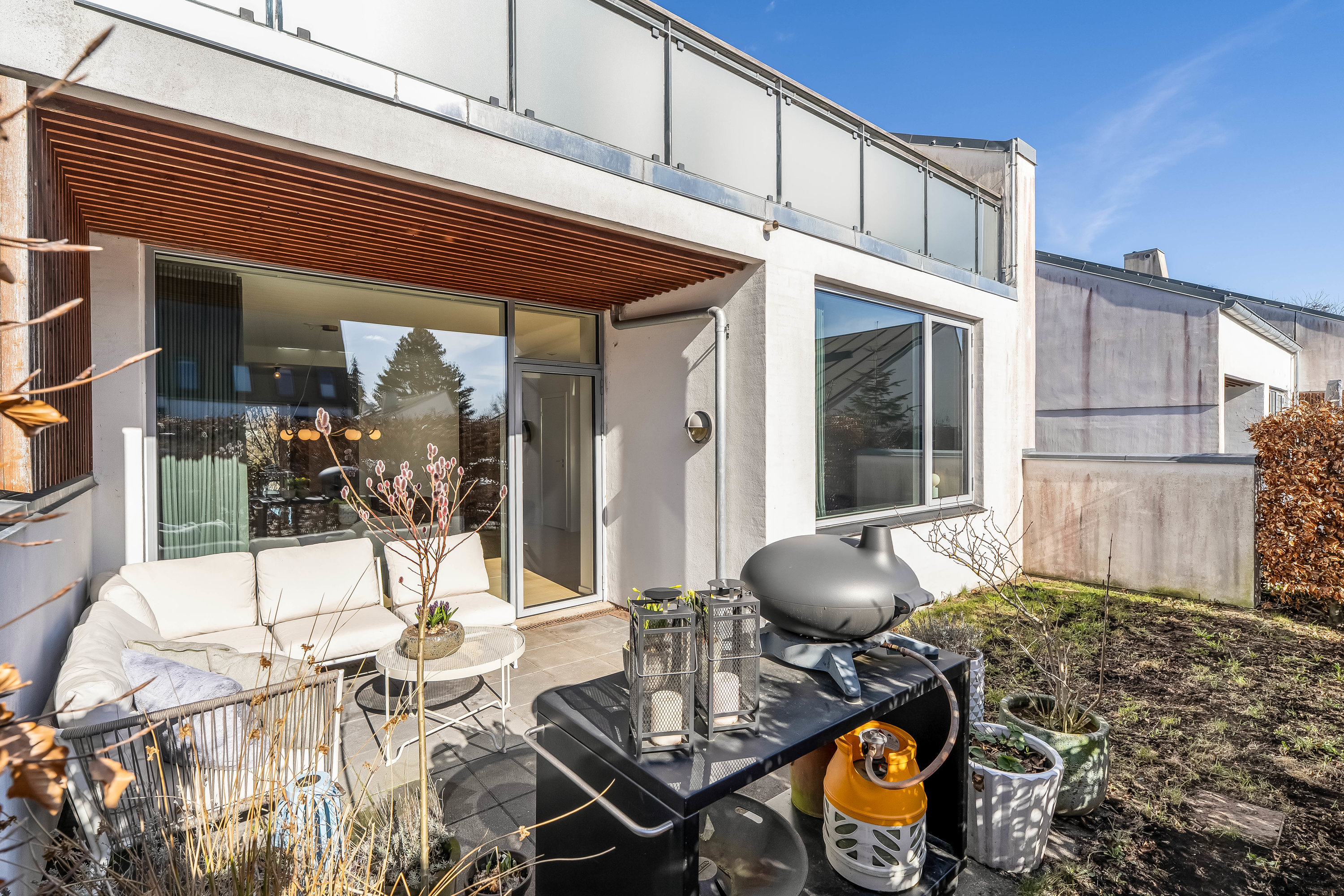 Fremhævet facade billede i fuldskærmstilstand. Billede af Klokkelyng 5, 2830 Virum