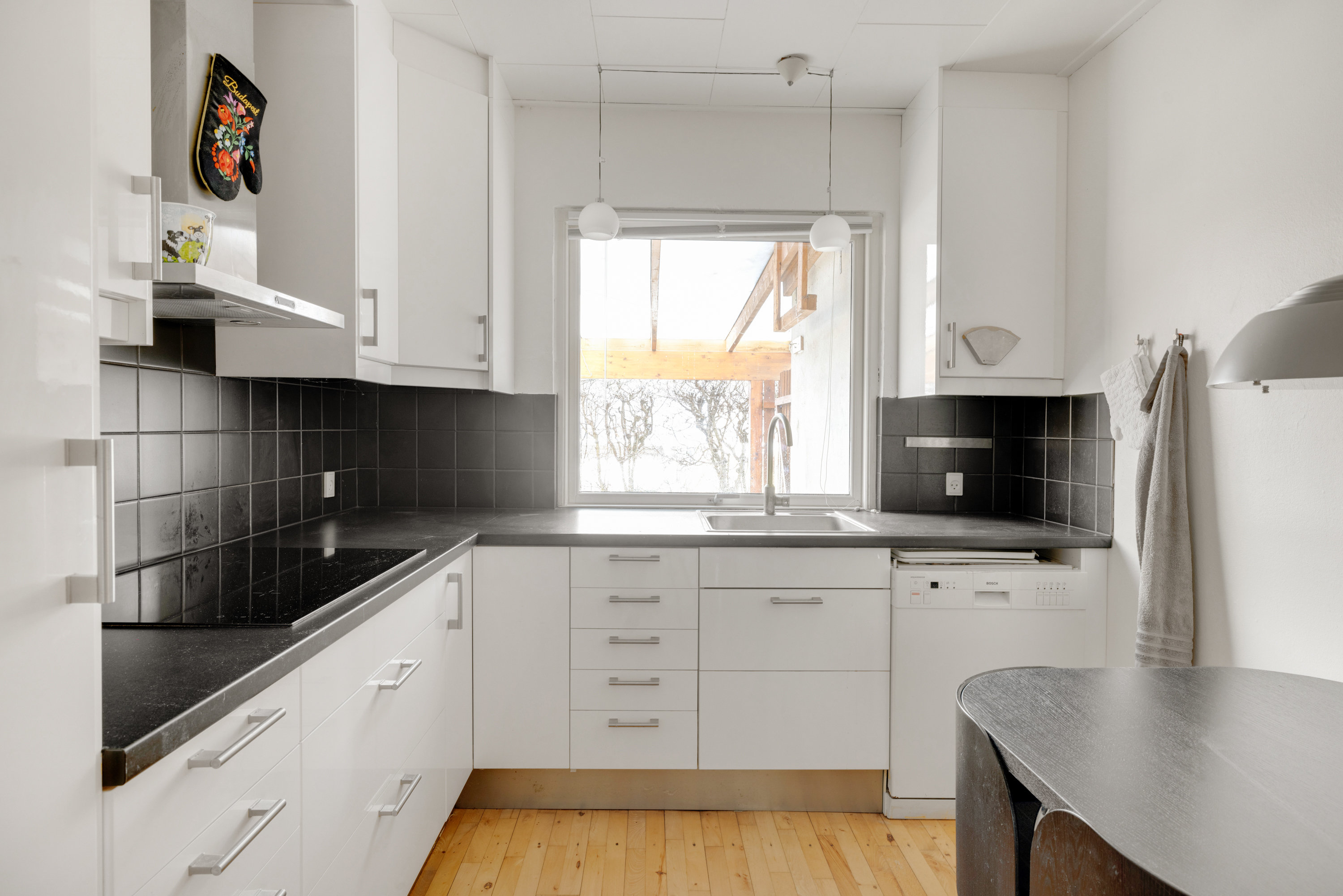 Fremhævet køkken billede i fuldskærmstilstand. Billede af Rosmosevej 18, 2650 Hvidovre