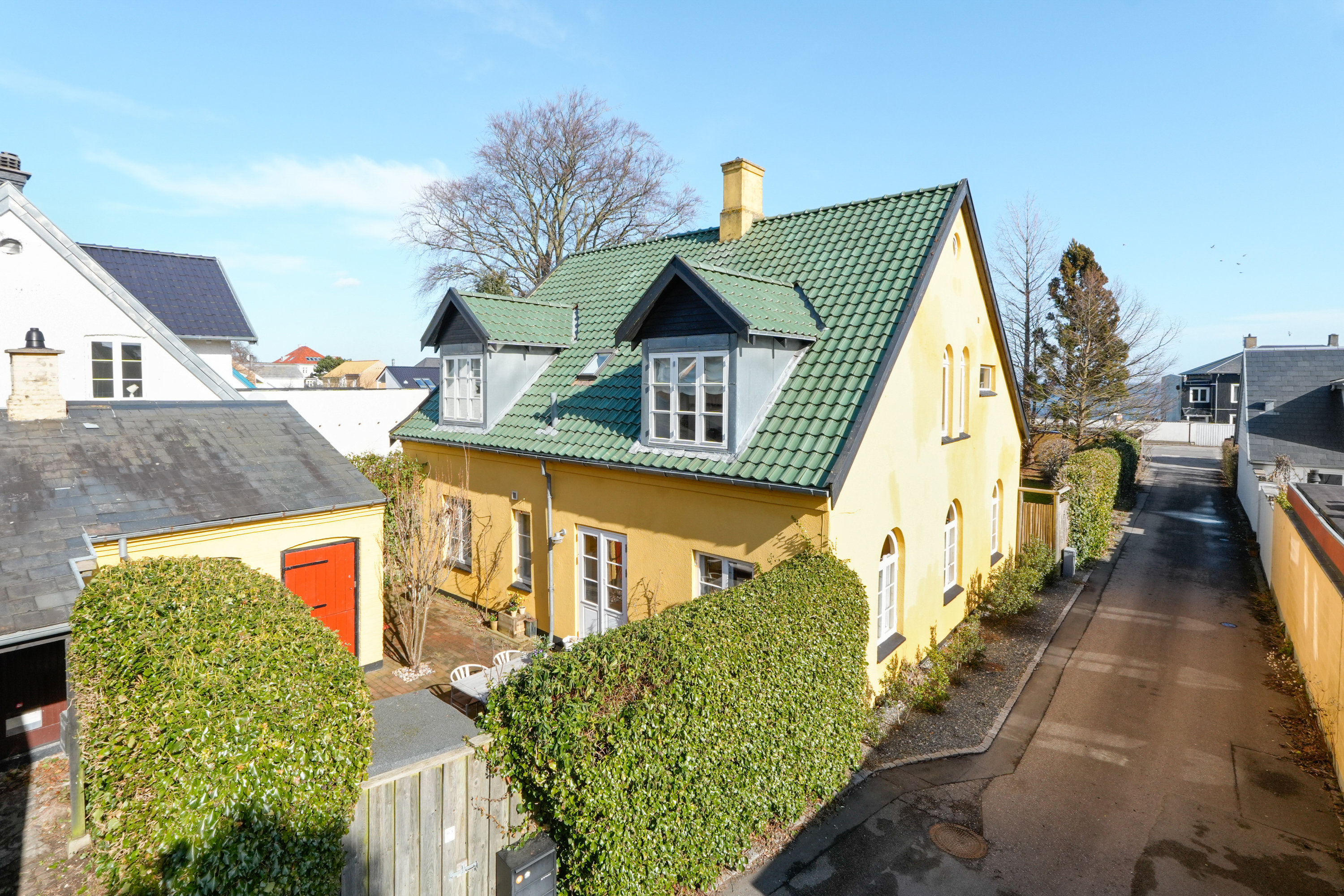 Fremhævet facade billede i fuldskærmstilstand. Billede af Strandvejen 649, Taarbæk, 2930 Klampenborg
