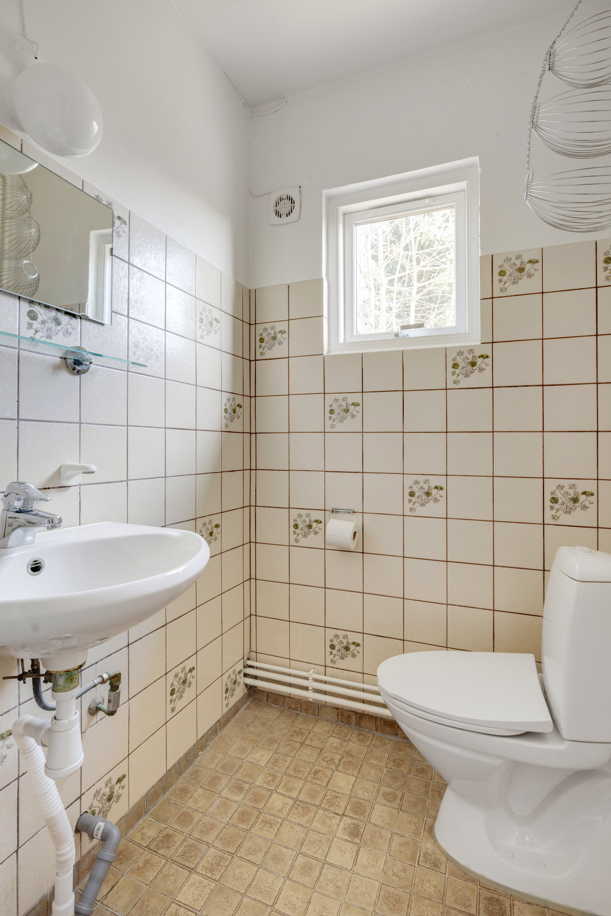 Fremhævet toilet billede i fuldskærmstilstand. Billede af Rosmosevej 18, 2650 Hvidovre