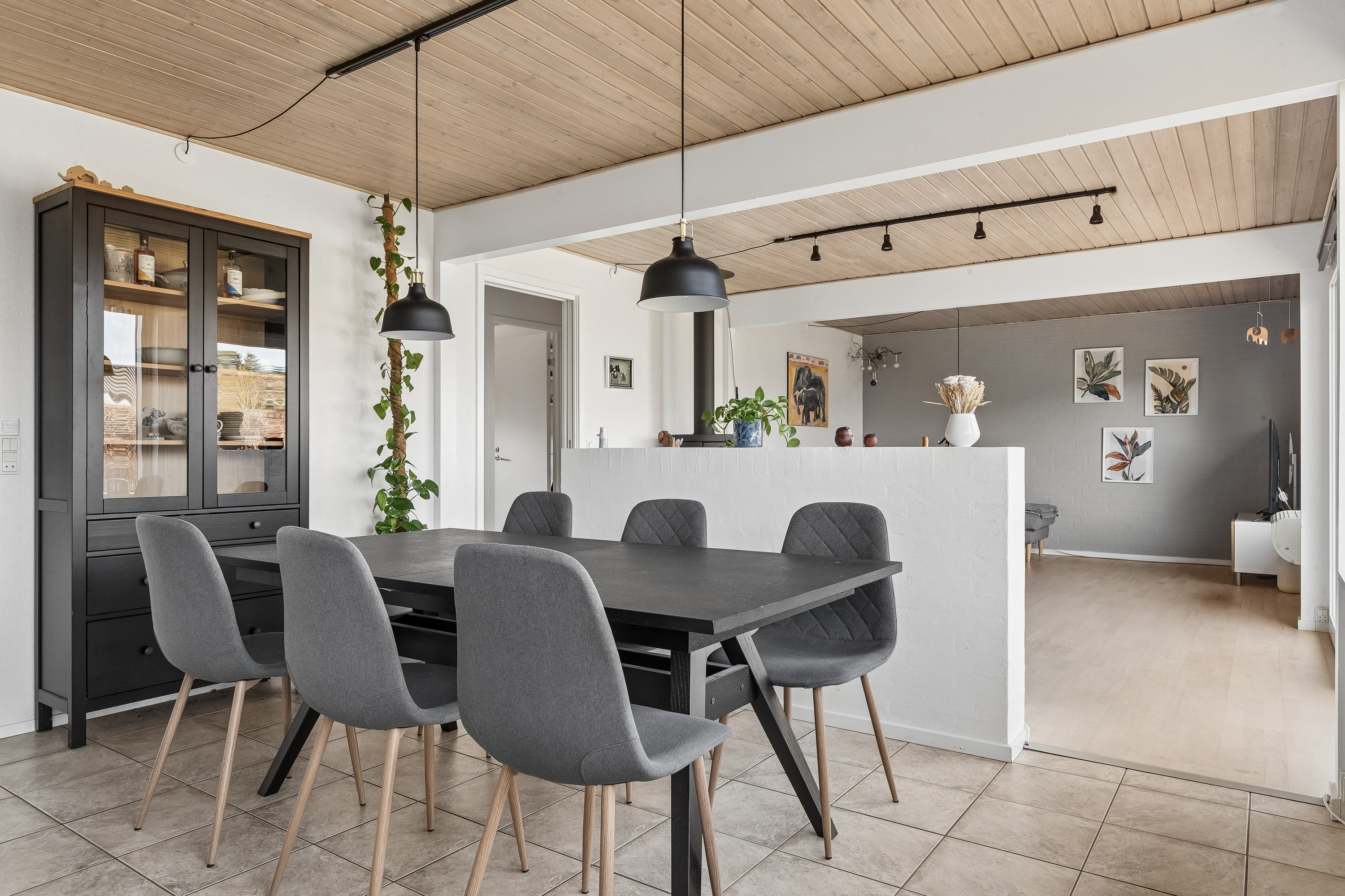 Fremhævet stue billede i fuldskærmstilstand. Billede af Jernalderen 4, Fløng, 2640 Hedehusene