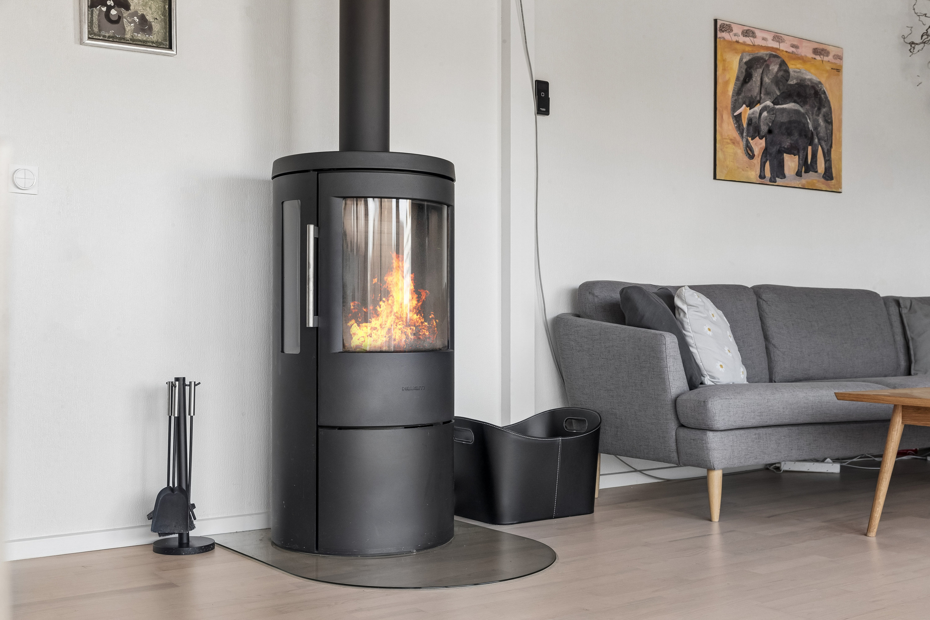 Fremhævet stue billede i fuldskærmstilstand. Billede af Jernalderen 4, Fløng, 2640 Hedehusene