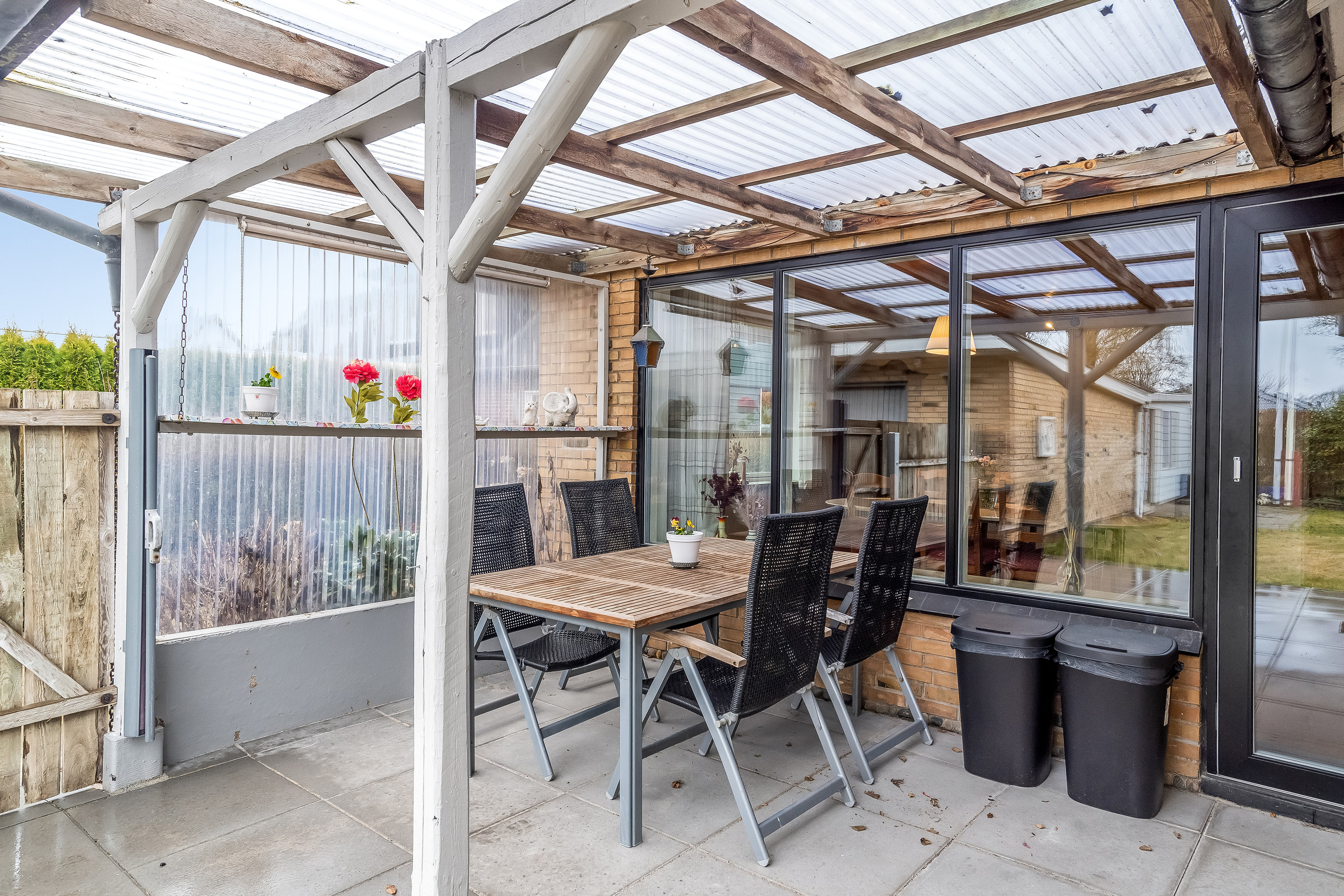 Fremhævet overdækket terrasse billede i fuldskærmstilstand. Billede af Lemvigvej 45, 7500 Holstebro