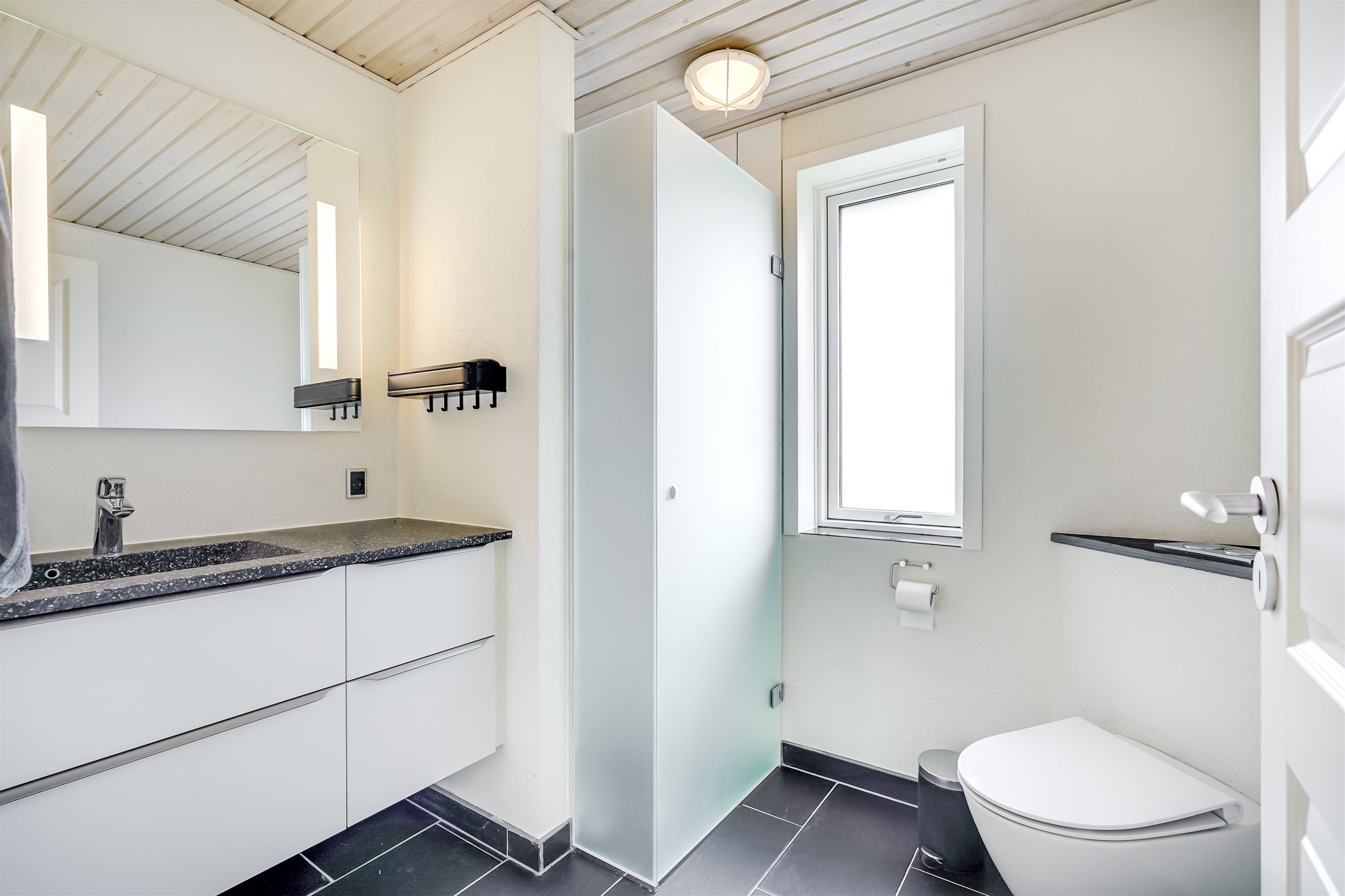 Fremhævet badeværelse billede i fuldskærmstilstand. Billede af Mølleparken 366, 7190 Billund