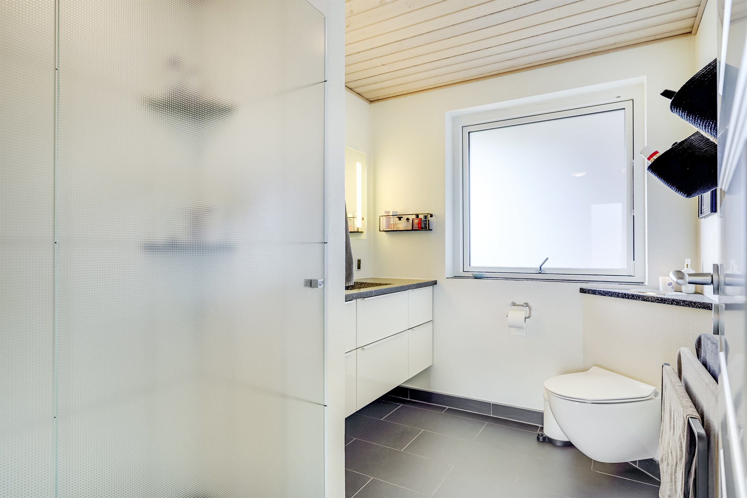 Fremhævet badeværelse billede i fuldskærmstilstand. Billede af Mølleparken 366, 7190 Billund