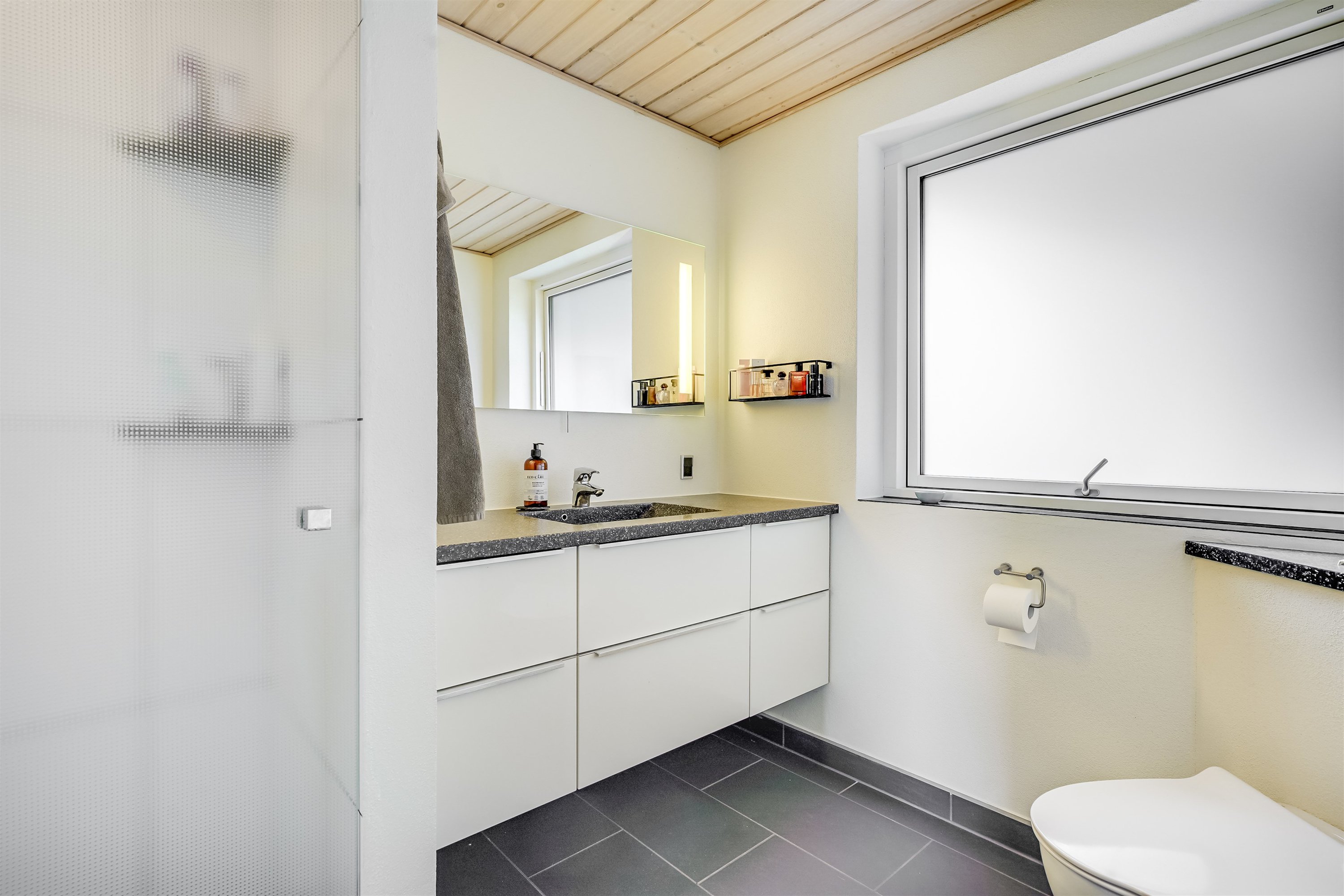 Fremhævet badeværelse billede i fuldskærmstilstand. Billede af Mølleparken 366, 7190 Billund