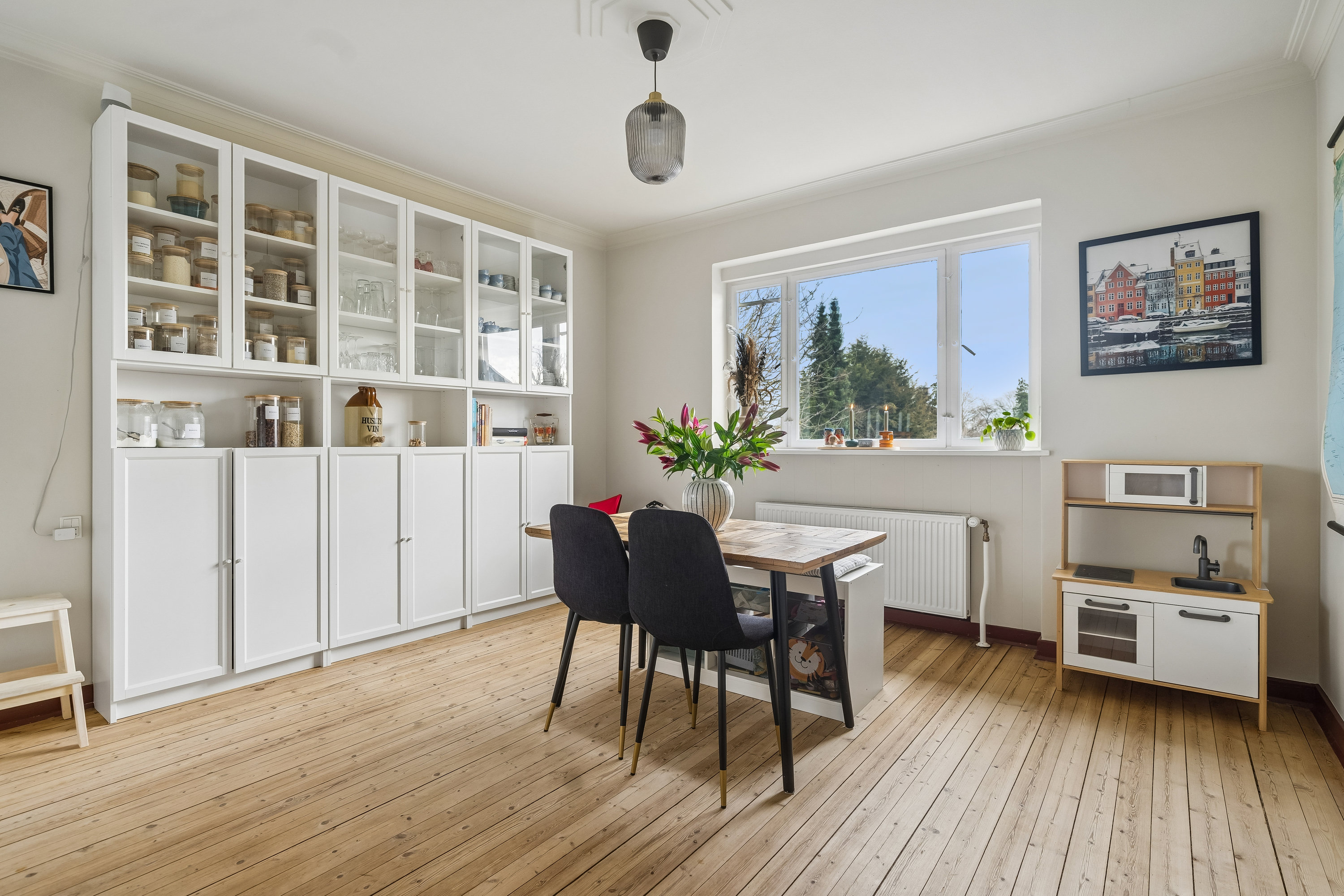 Fremhævet stue billede i fuldskærmstilstand. Billede af Bakkevænget 21, 2820 Gentofte