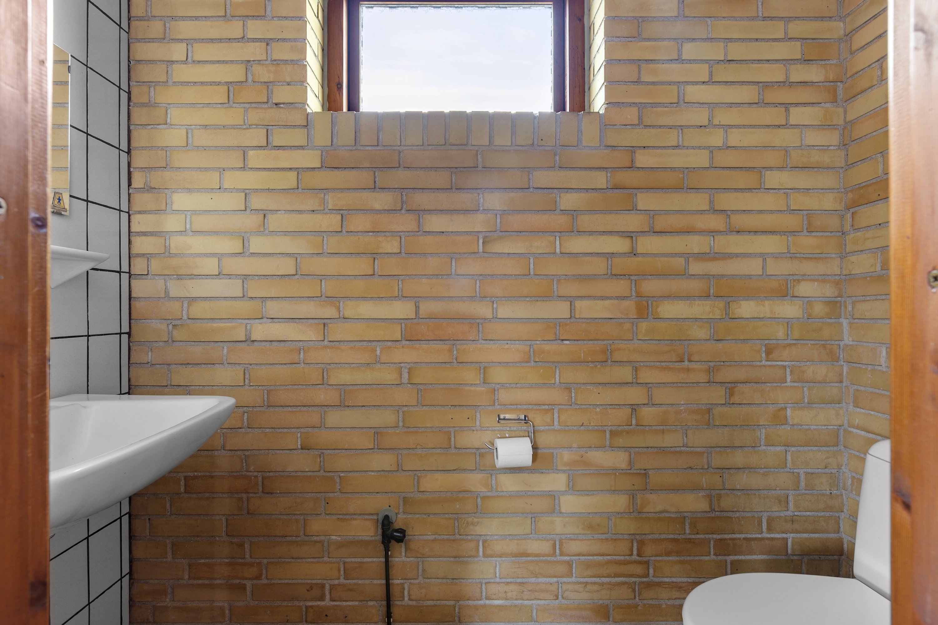 Fremhævet toilet billede i fuldskærmstilstand. Billede af Tværstenen 27, 4281 Gørlev