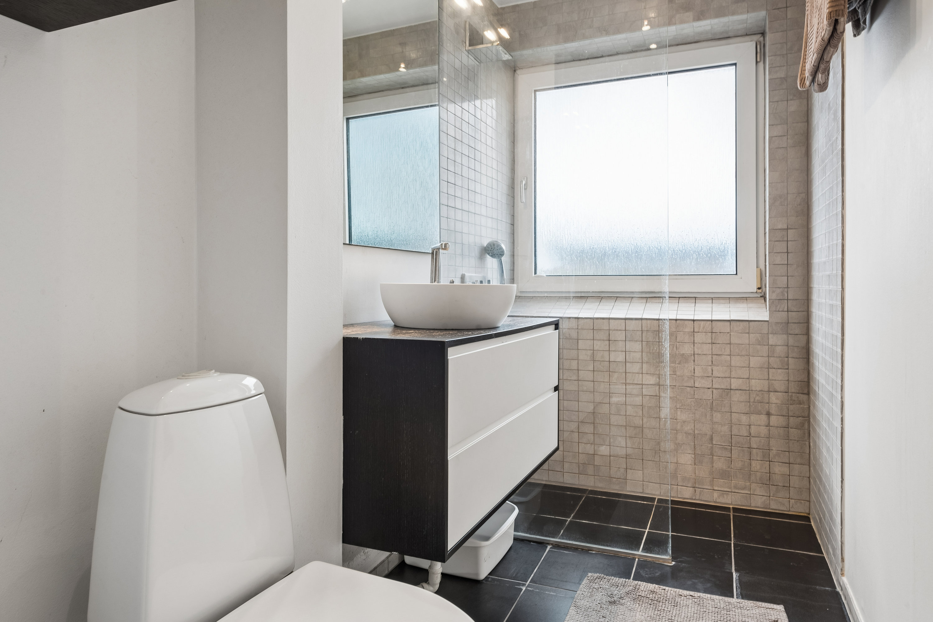 Fremhævet badeværelse billede i fuldskærmstilstand. Billede af Lindevangshusene 54, 1. tv., 2630 Taastrup