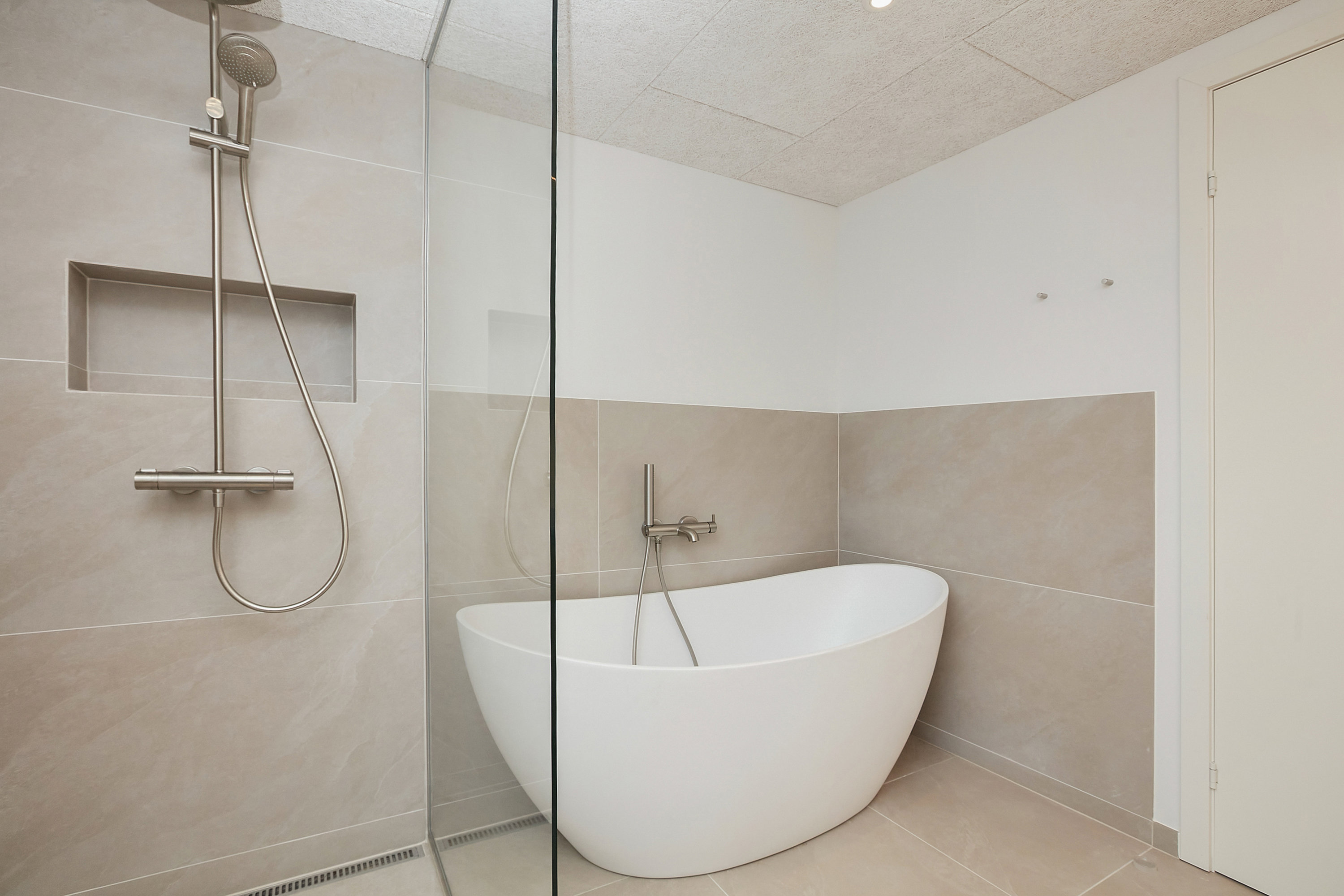 Fremhævet badeværelse billede i fuldskærmstilstand. Billede af Tornbjerg 45, 8732 Hovedgård