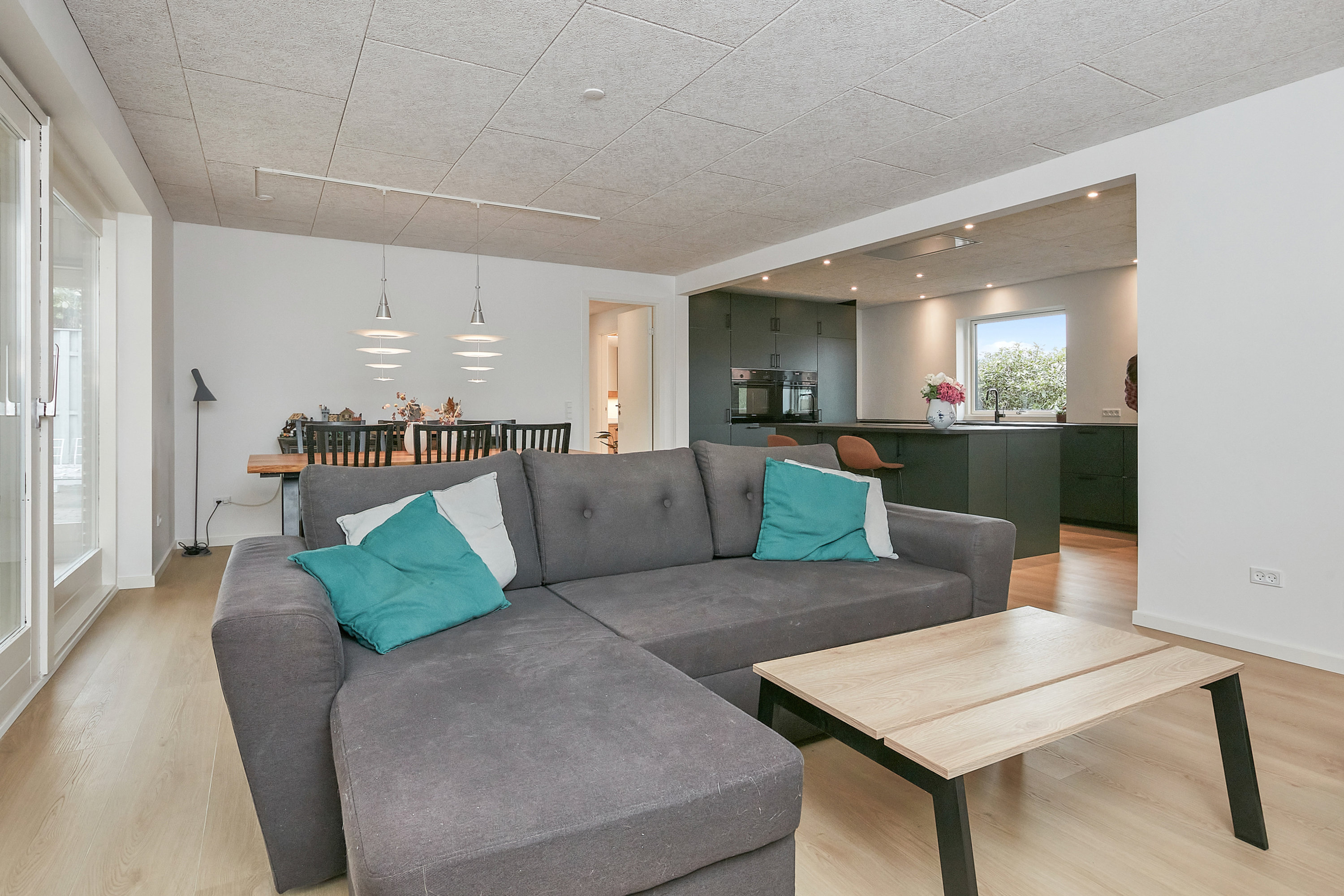 Fremhævet stue billede i fuldskærmstilstand. Billede af Tornbjerg 45, 8732 Hovedgård