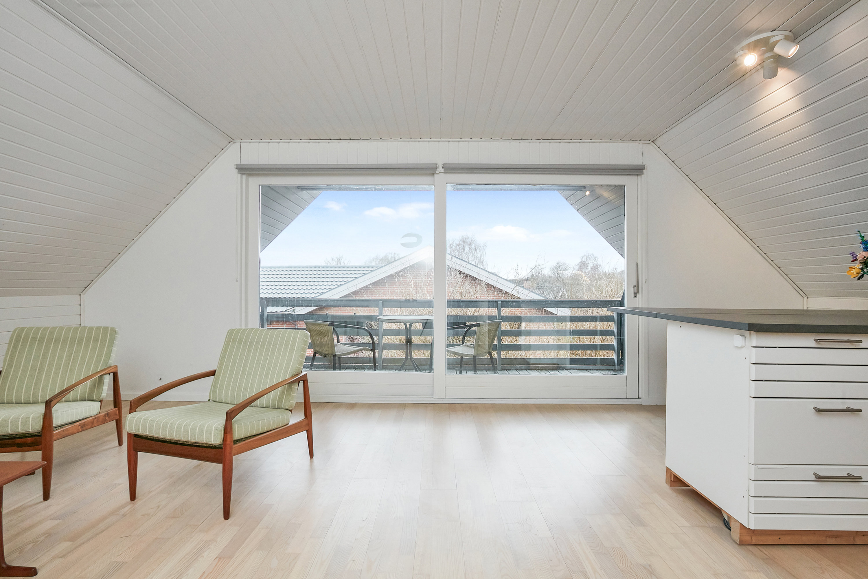 Fremhævet stue billede i fuldskærmstilstand. Billede af Tornbjerg 45, 8732 Hovedgård