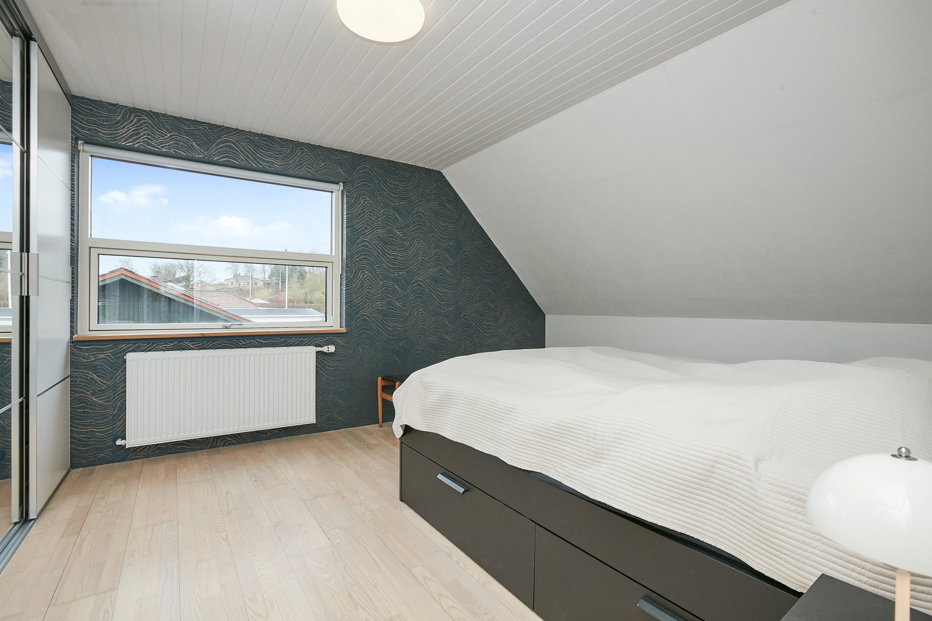 Fremhævet soveværelse billede i fuldskærmstilstand. Billede af Tornbjerg 45, 8732 Hovedgård