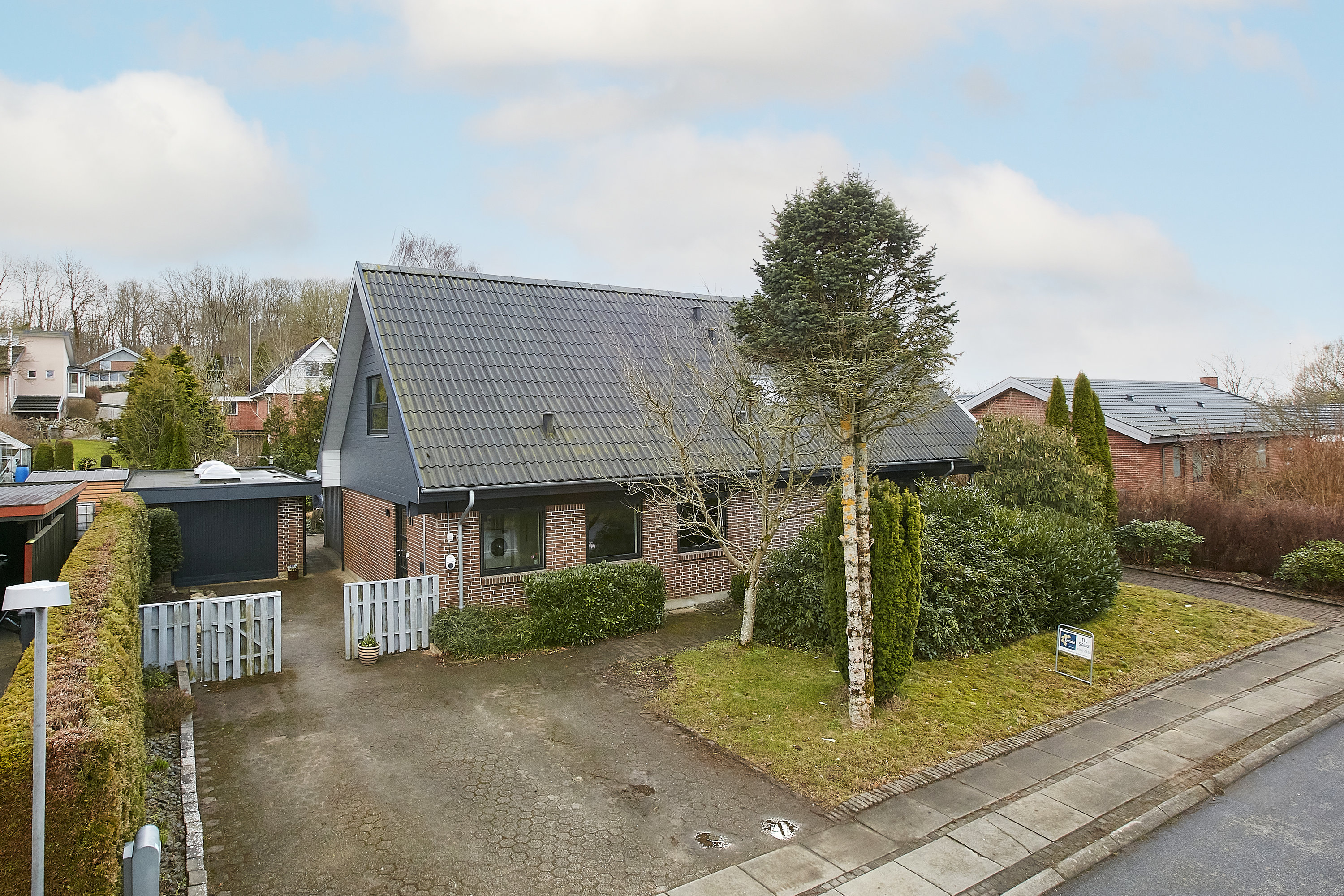 Villa: Facade fra vejen på Tornbjerg 45, 8732 Hovedgård