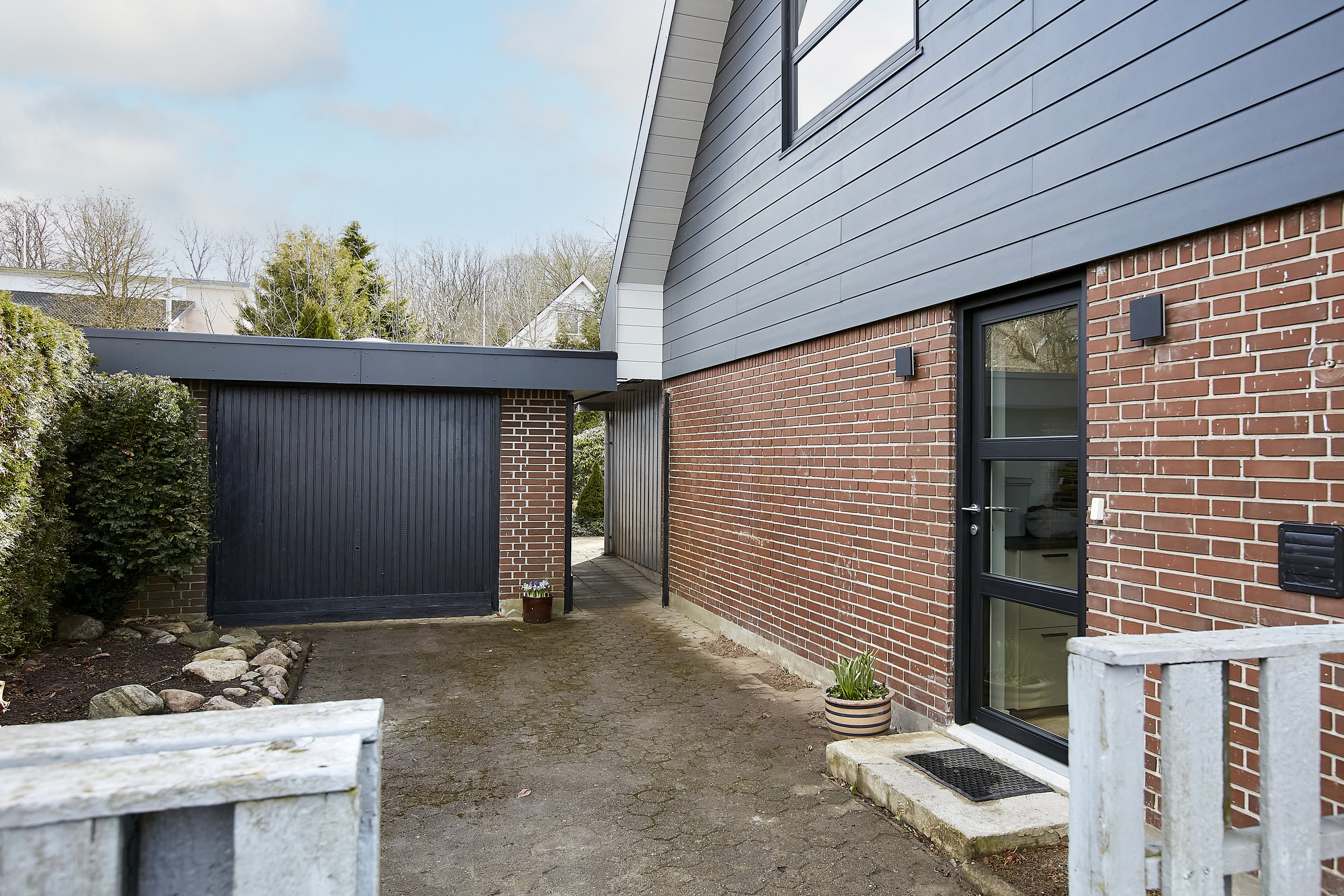 Fremhævet facade billede i fuldskærmstilstand. Billede af Tornbjerg 45, 8732 Hovedgård