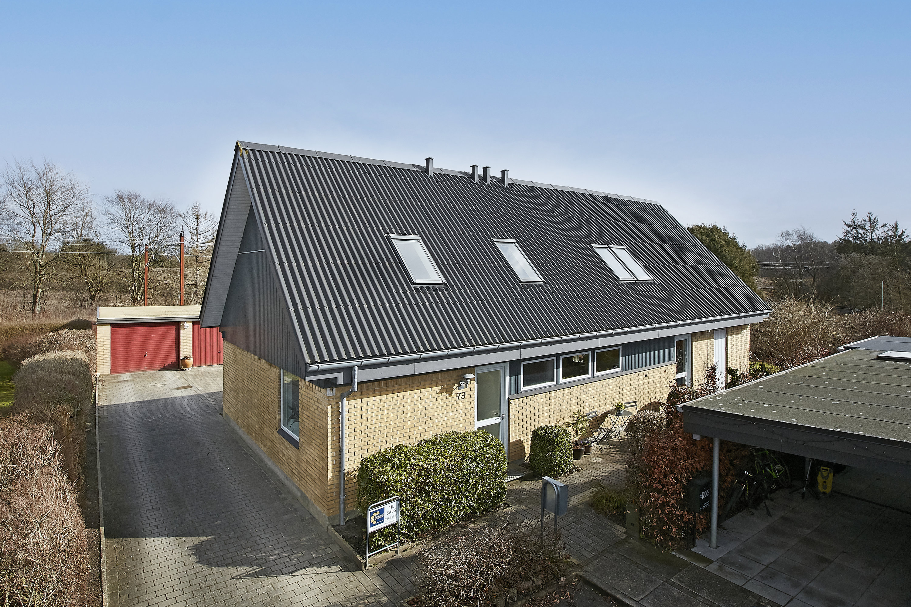 Miniaturebillede 1: facade fra vejen. Billede af Søndervænget 73, 8732 Hovedgård