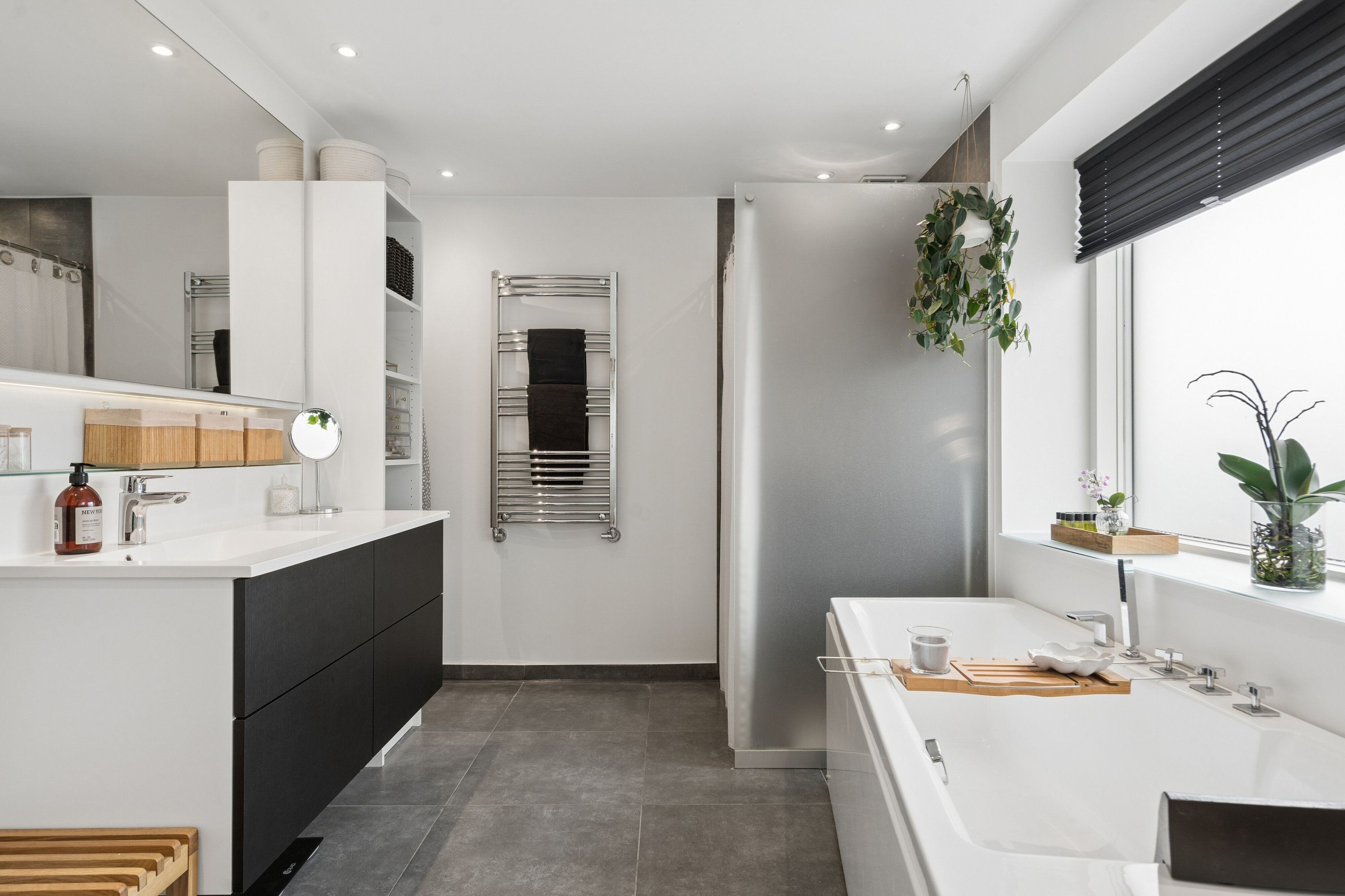 Fremhævet badeværelse billede i fuldskærmstilstand. Billede af Toftevej 1, 6040 Egtved